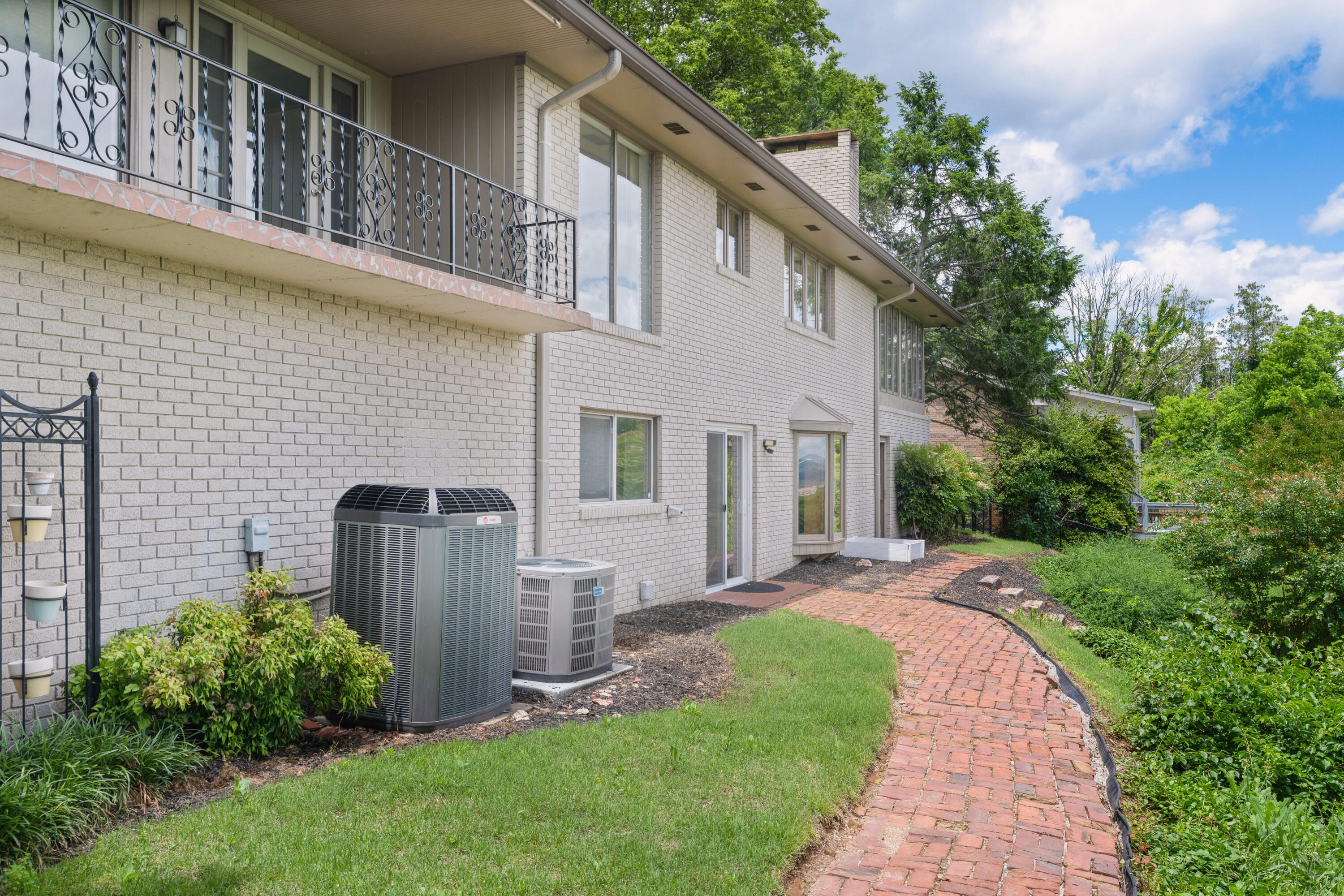 540 N Crest Court
