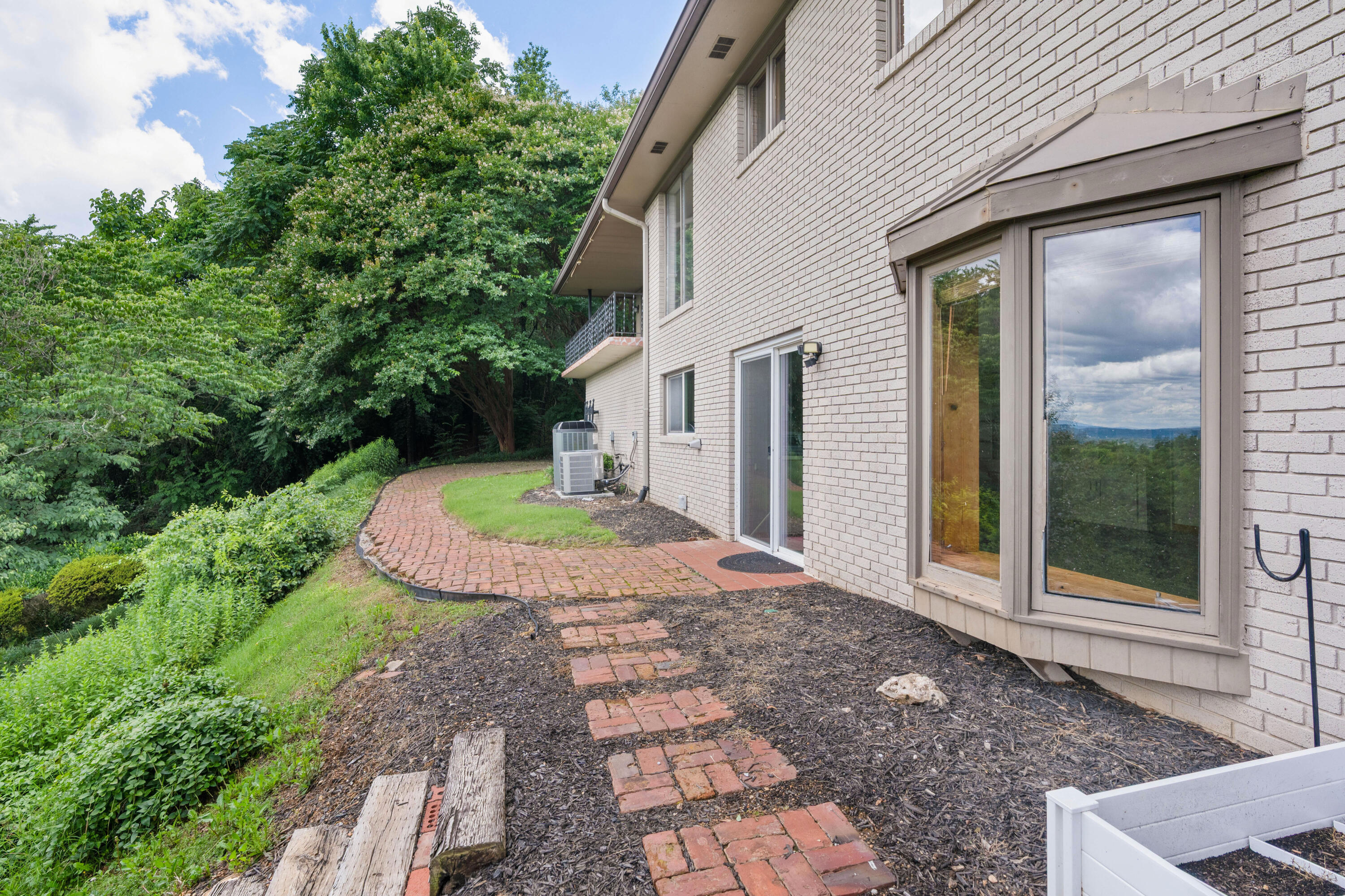 540 N Crest Court