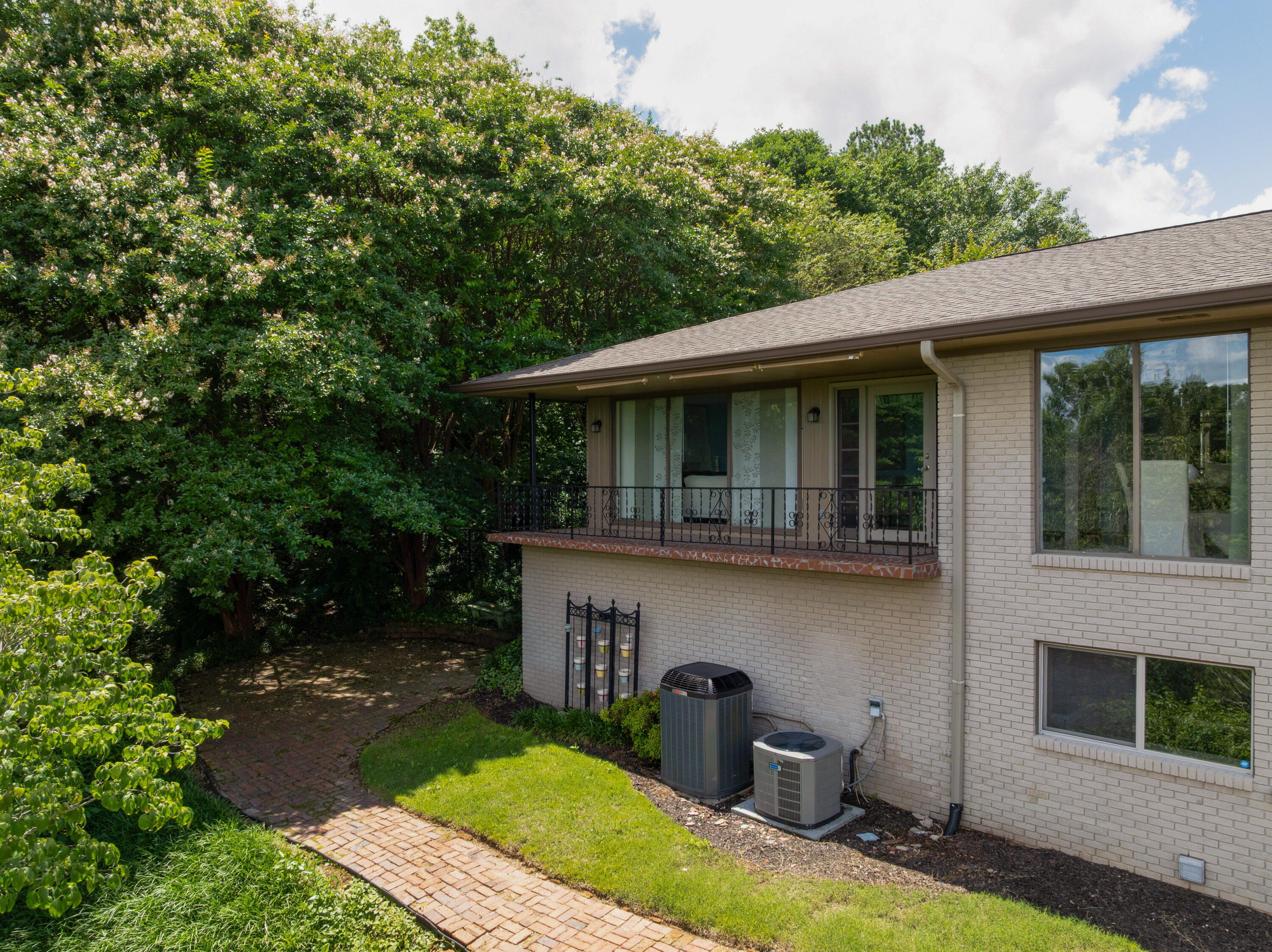 540 N Crest Court