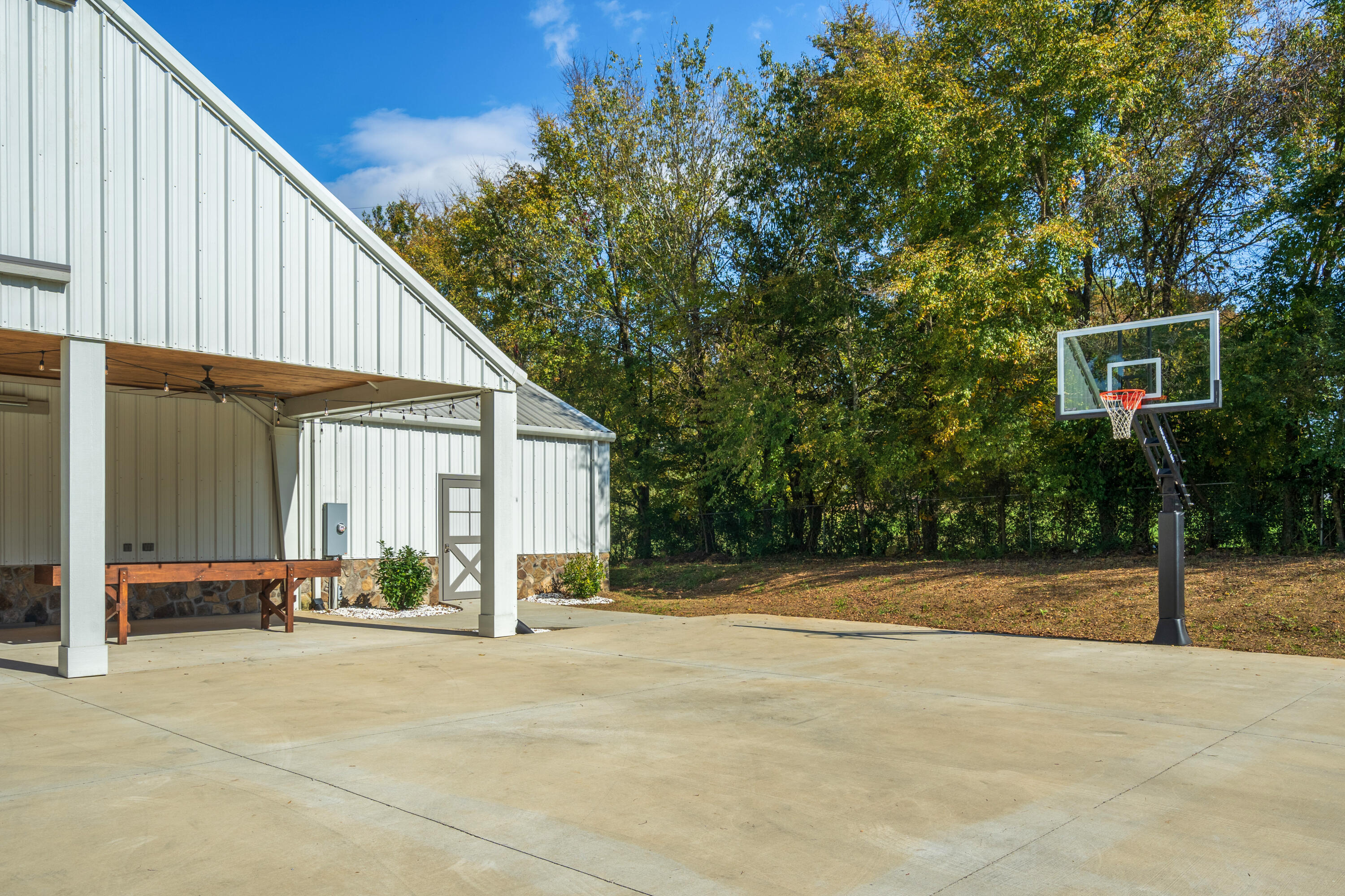 7468 Noah Reid Road