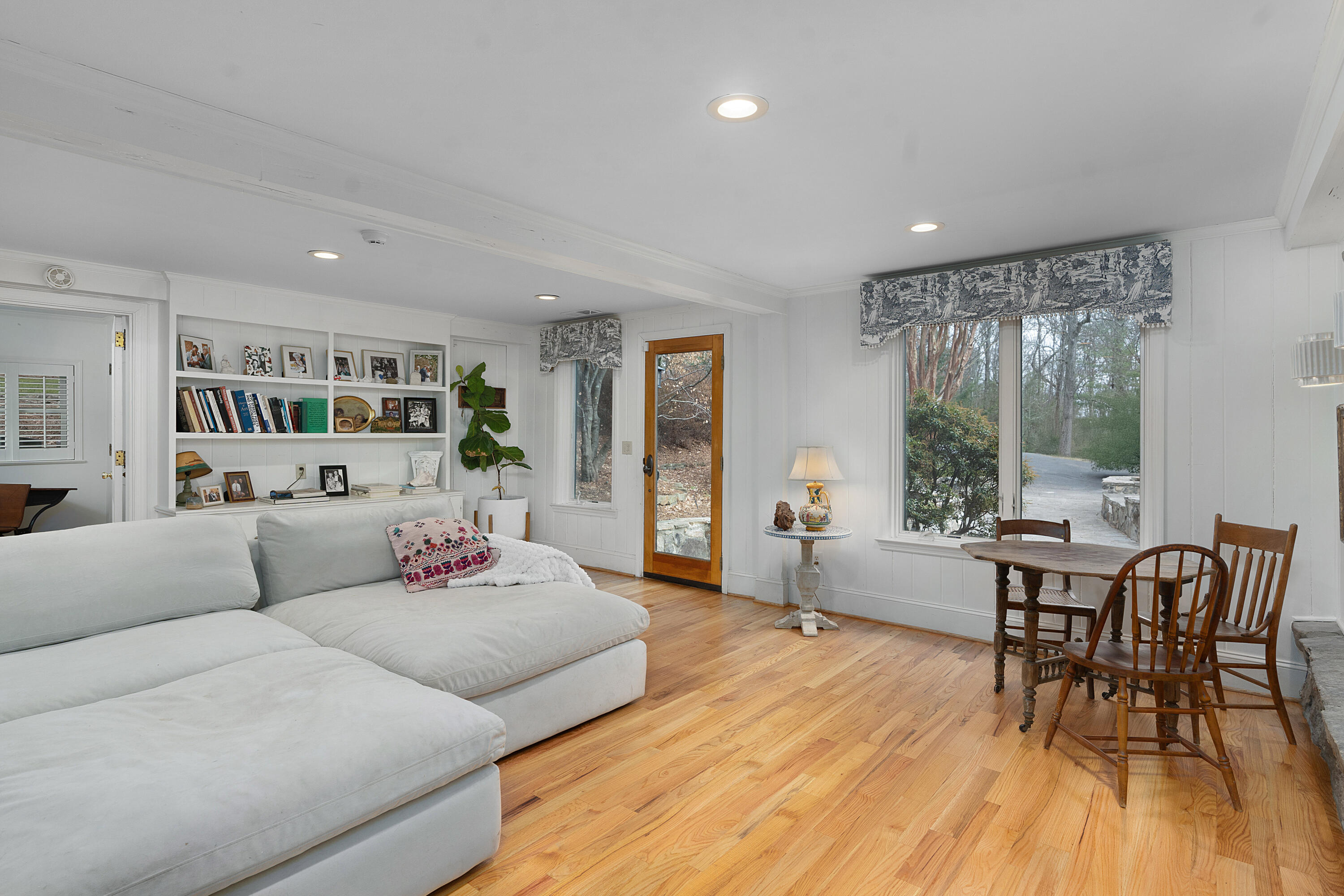 1015 Scenic Highway