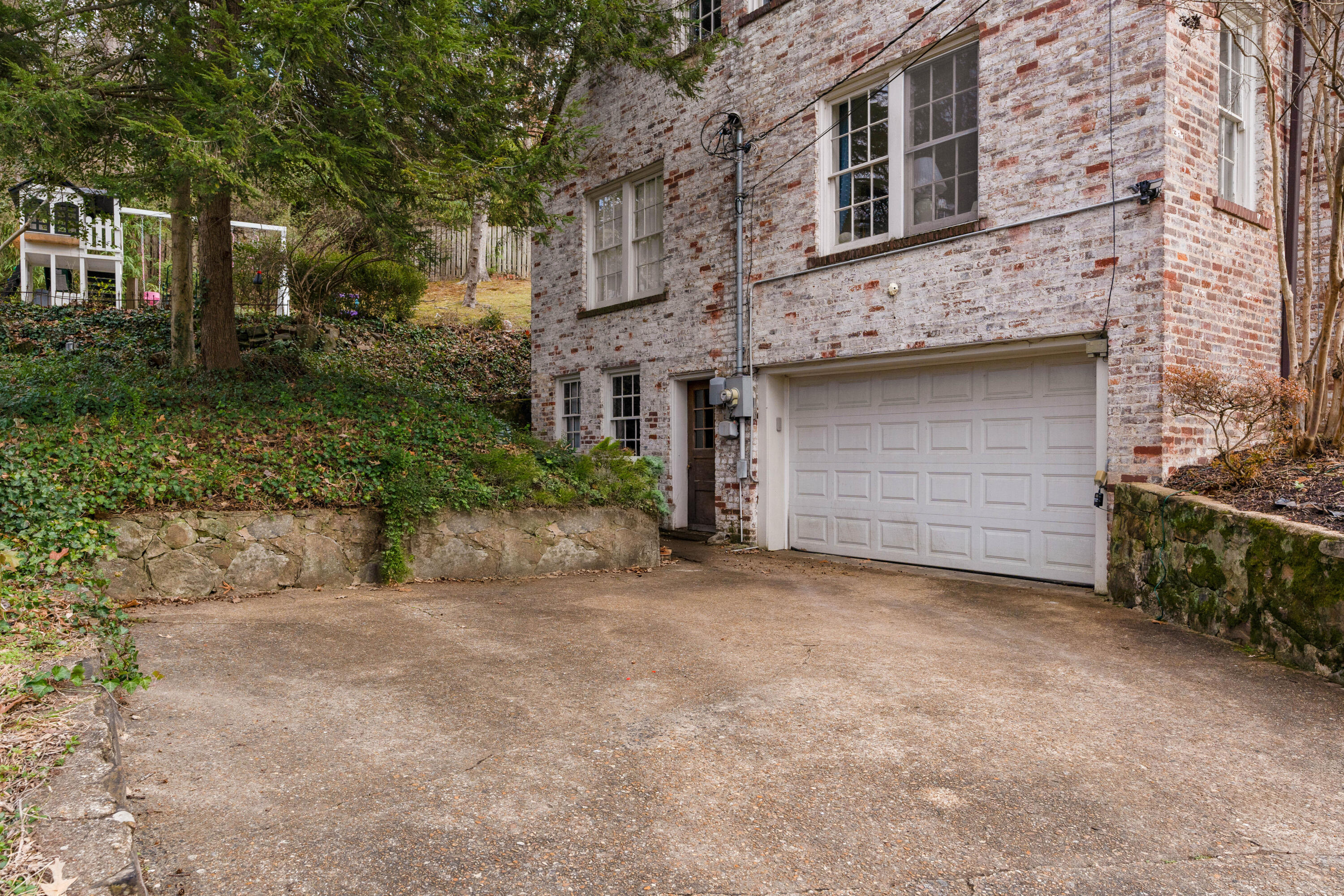 1616 Shady Circle