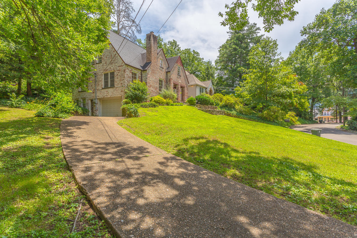 1616 Shady Circle