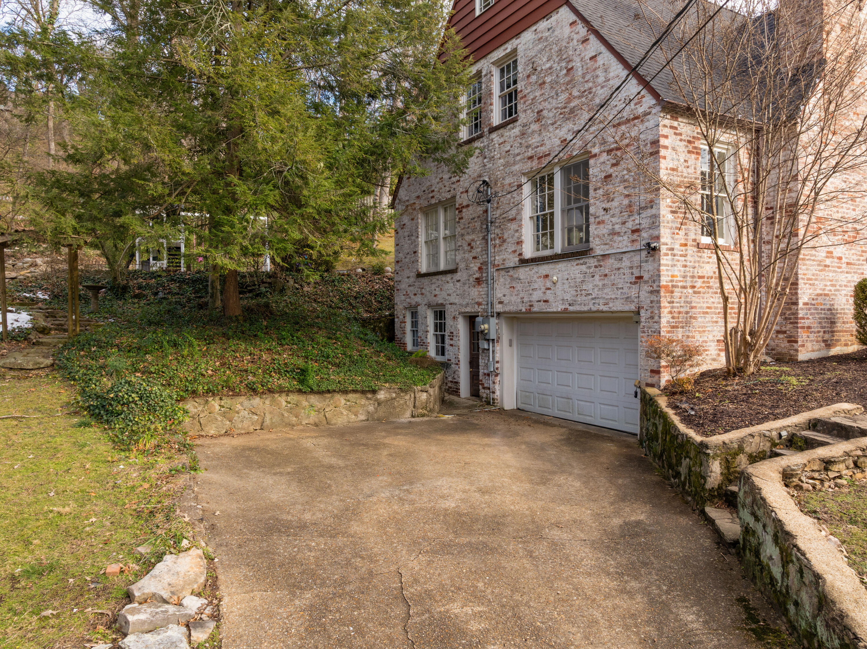 1616 Shady Circle