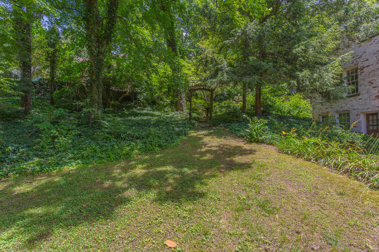 1616 Shady Circle