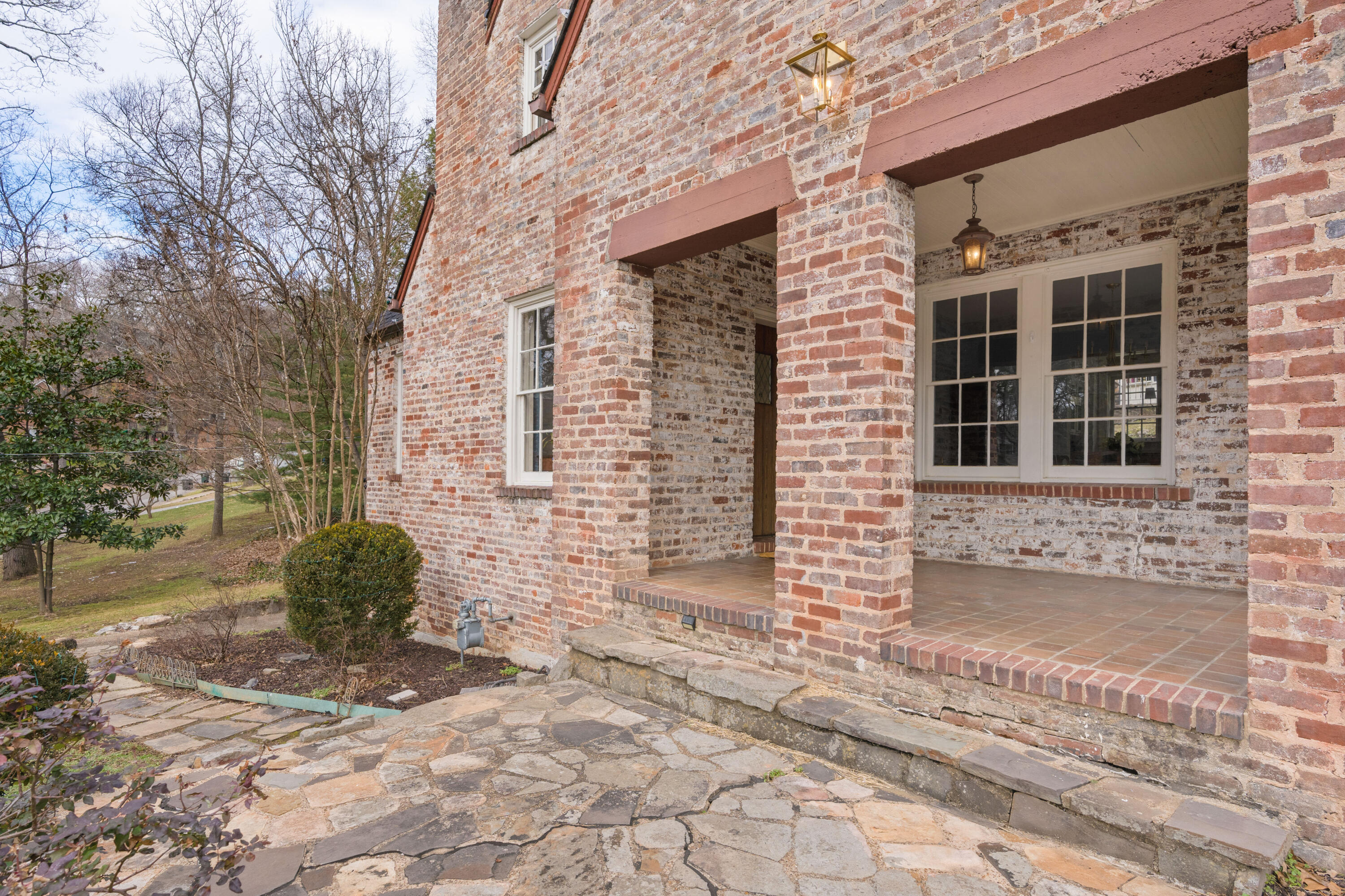 1616 Shady Circle