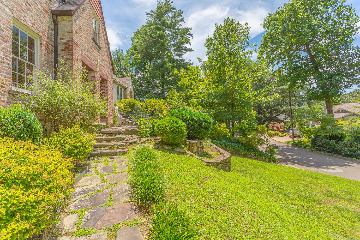 1616 Shady Circle