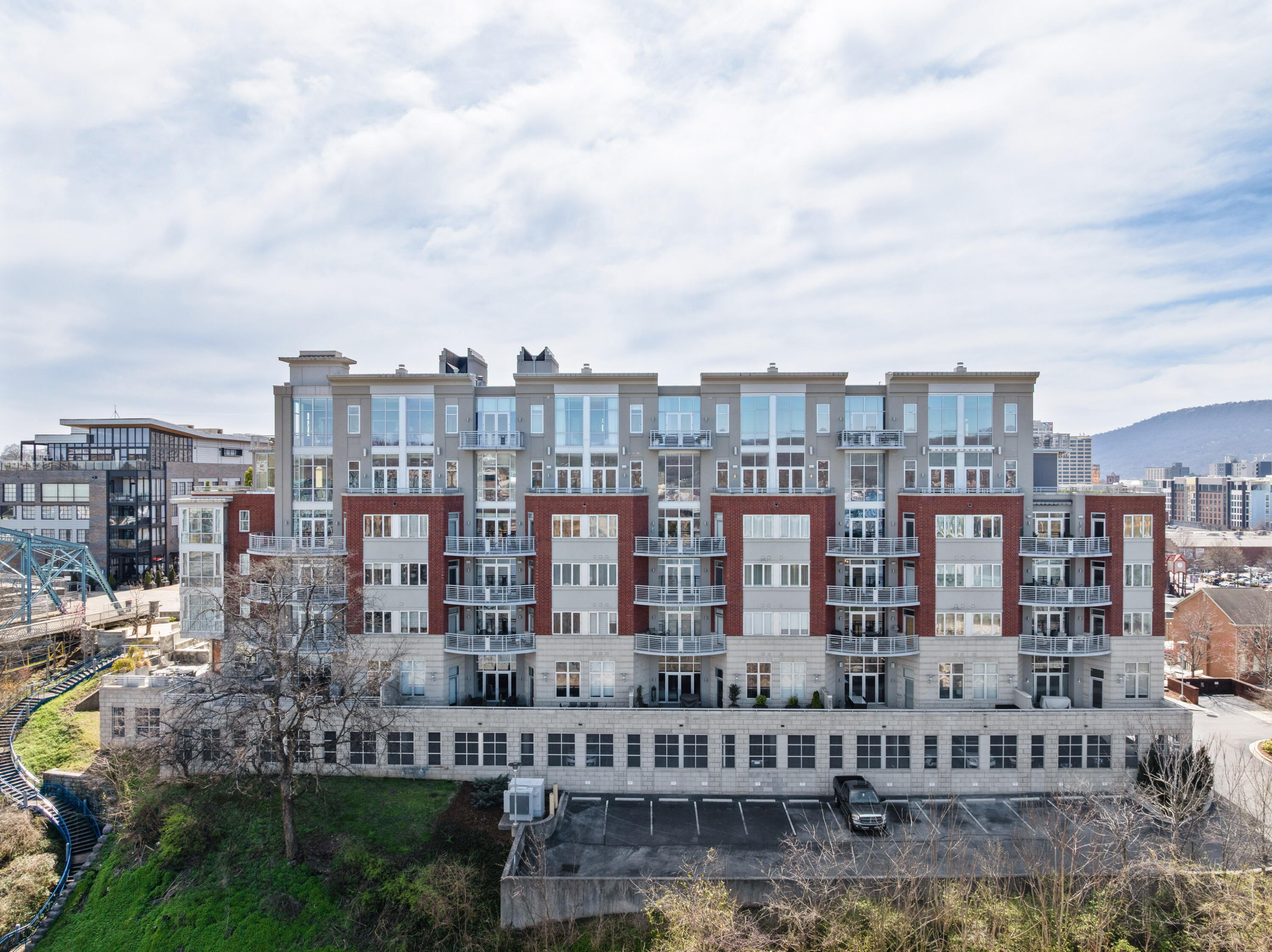 99 Walnut Street, 402