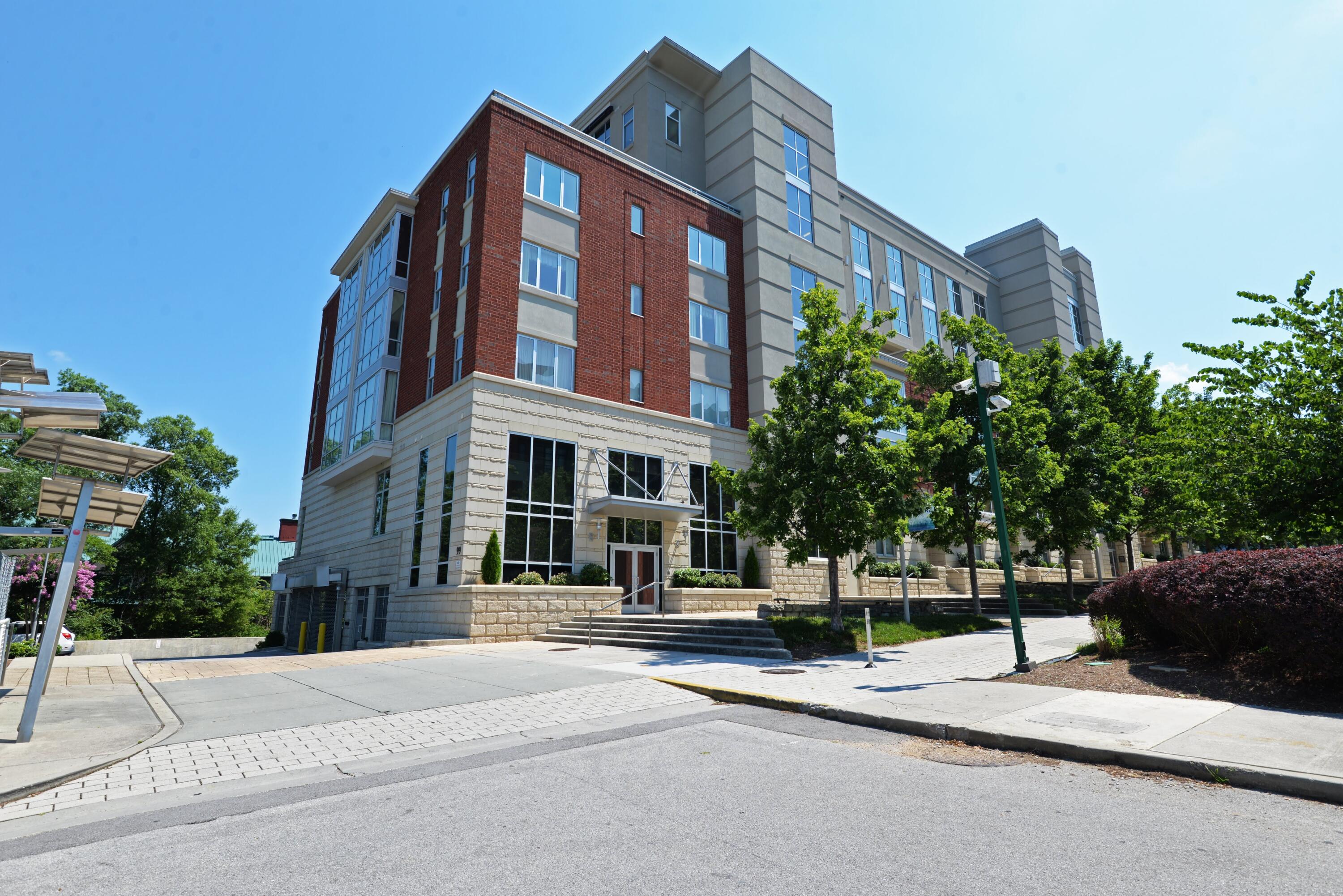 99 Walnut Street, 402