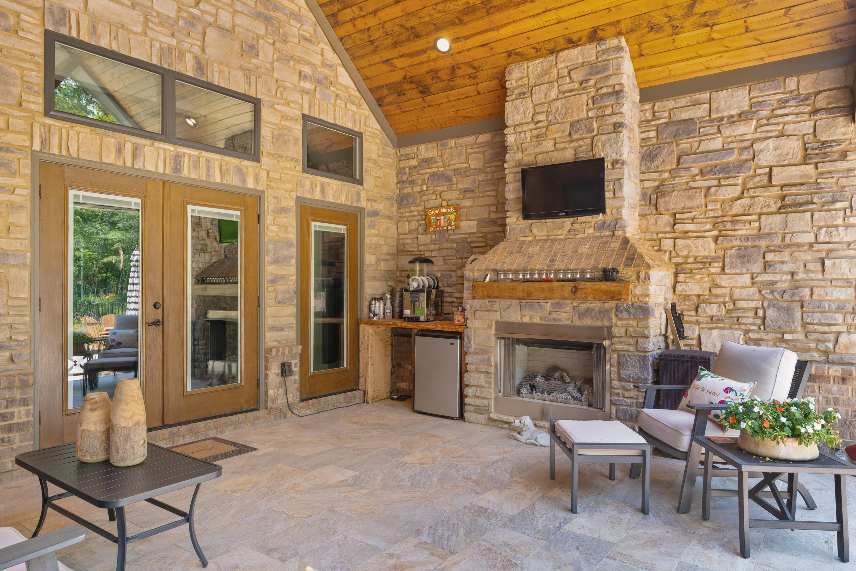 9047 Sunridge Drive
