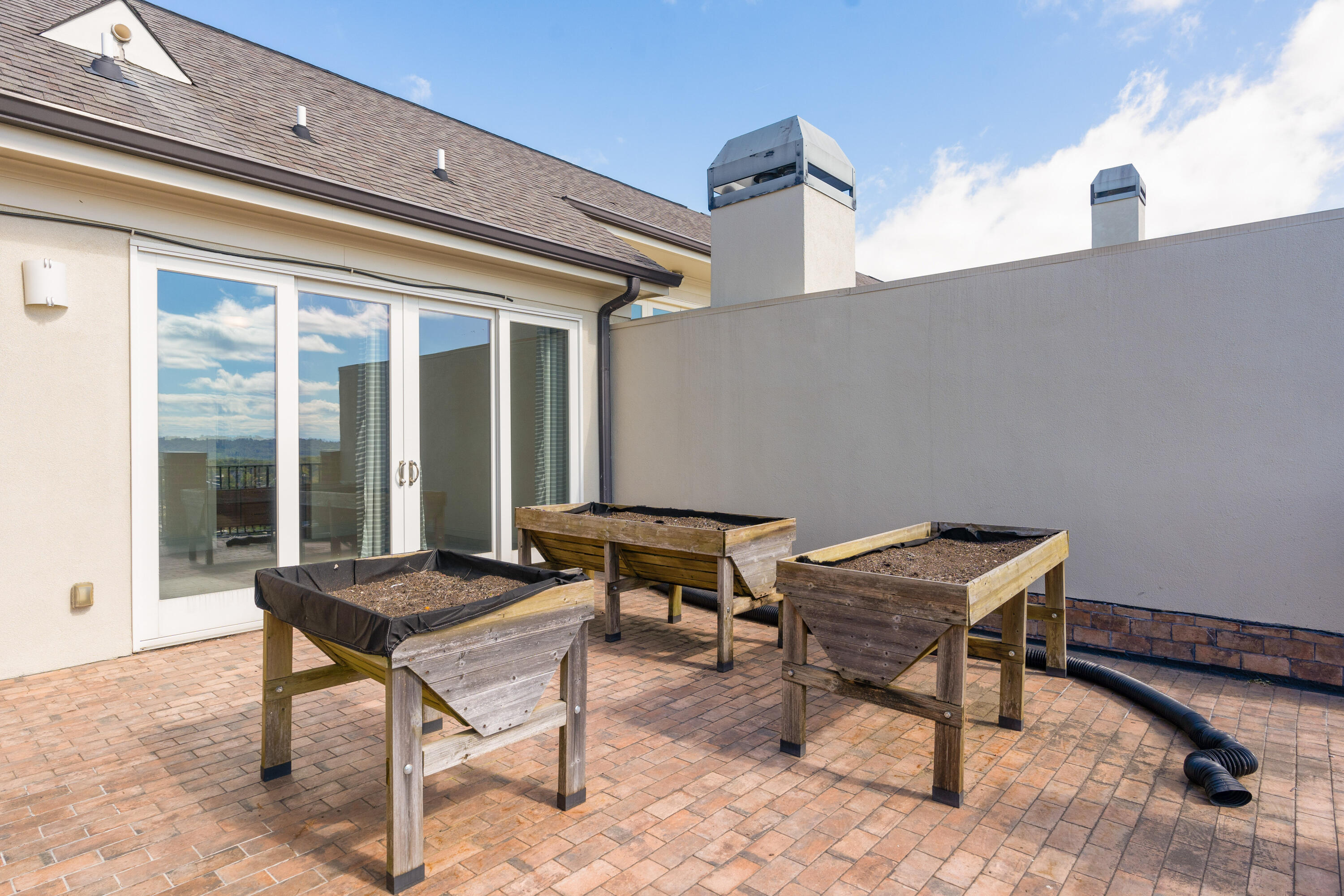 554 Whitehall Road, 122