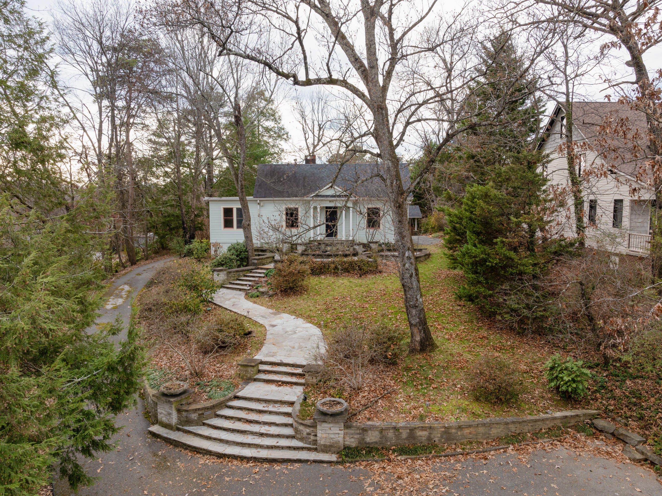 900 Avon Place