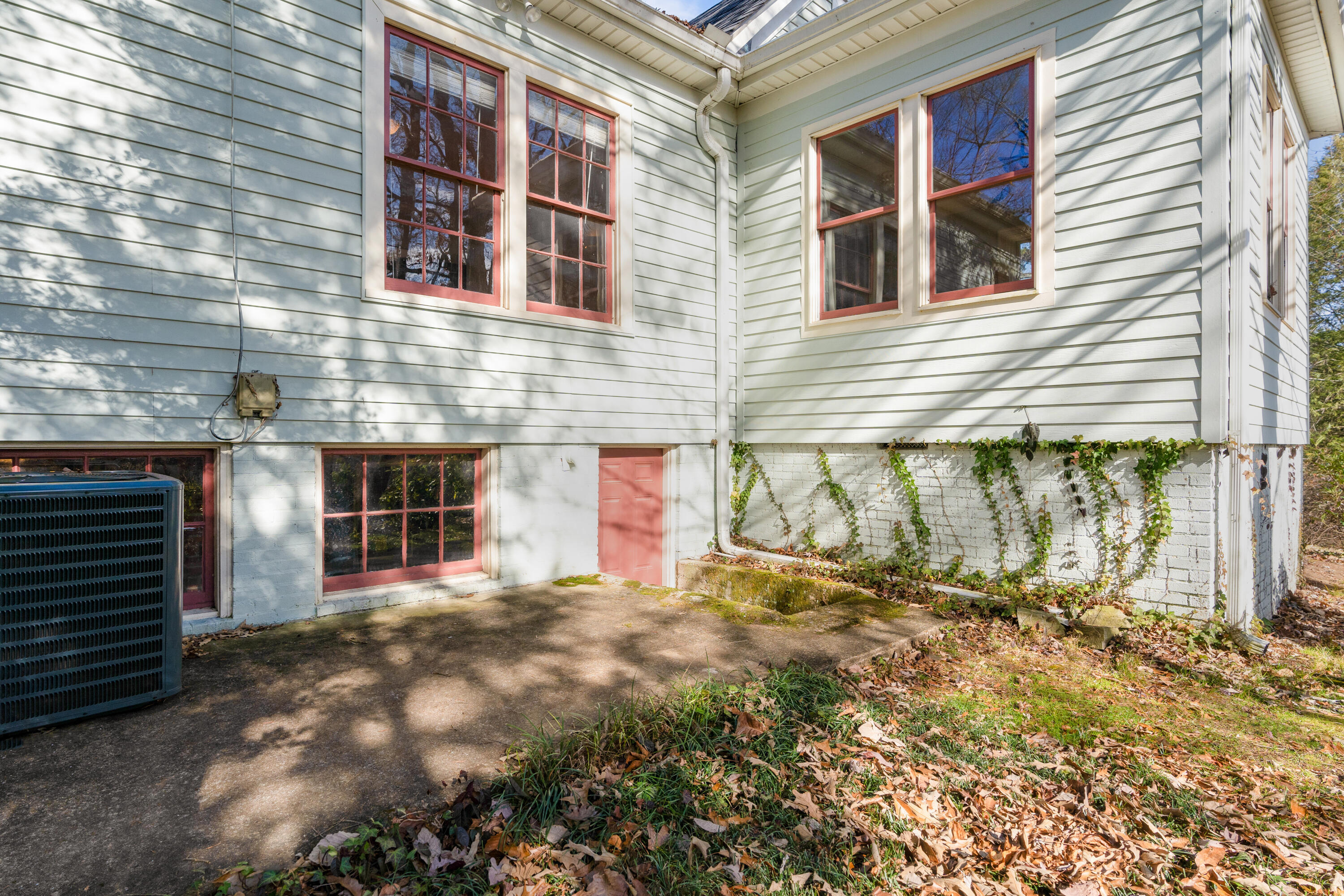 900 Avon Place