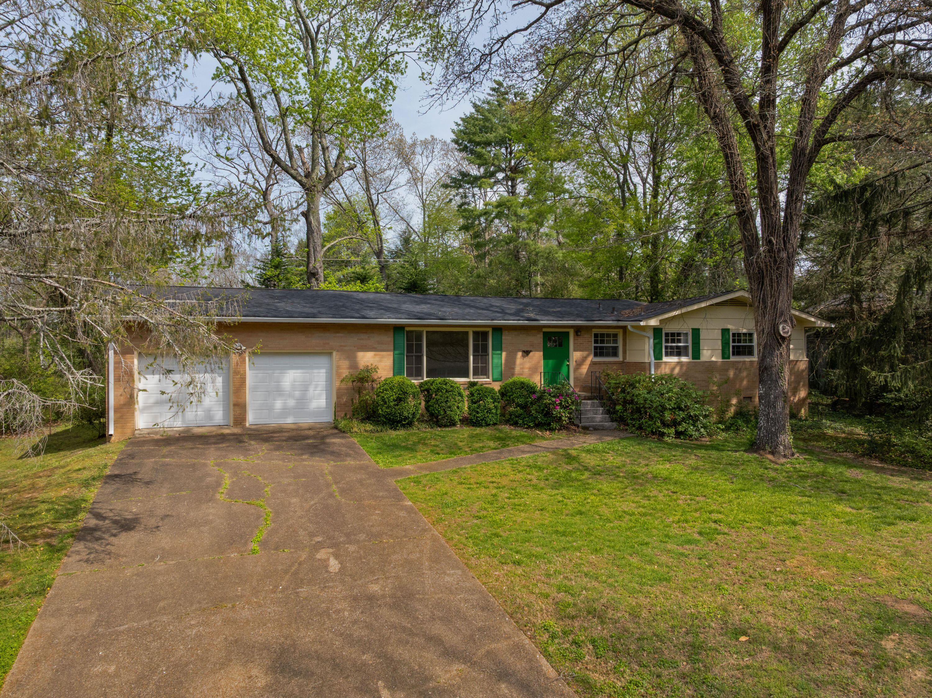1006 Crown Point Road E