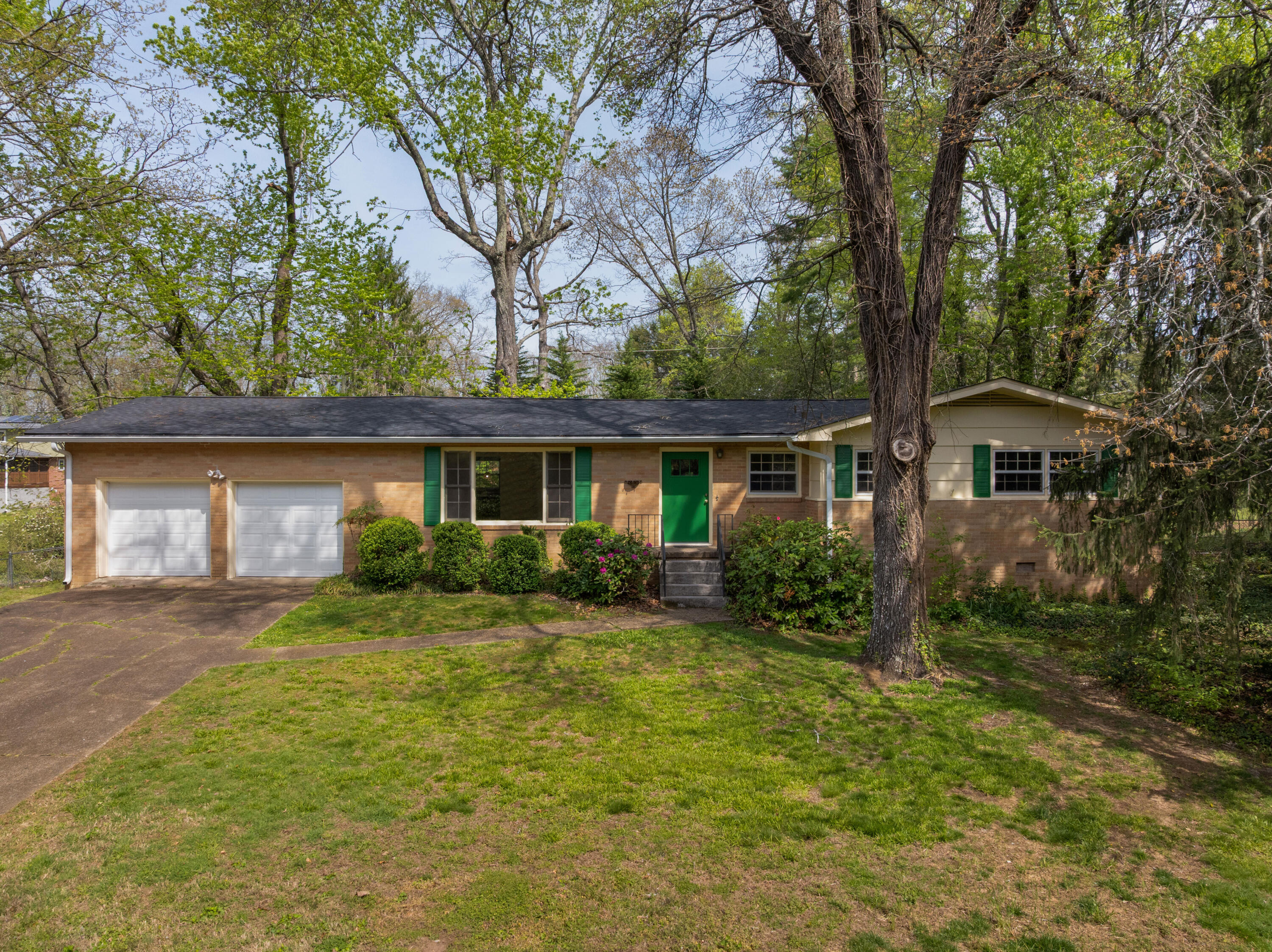 1006 Crown Point Road E