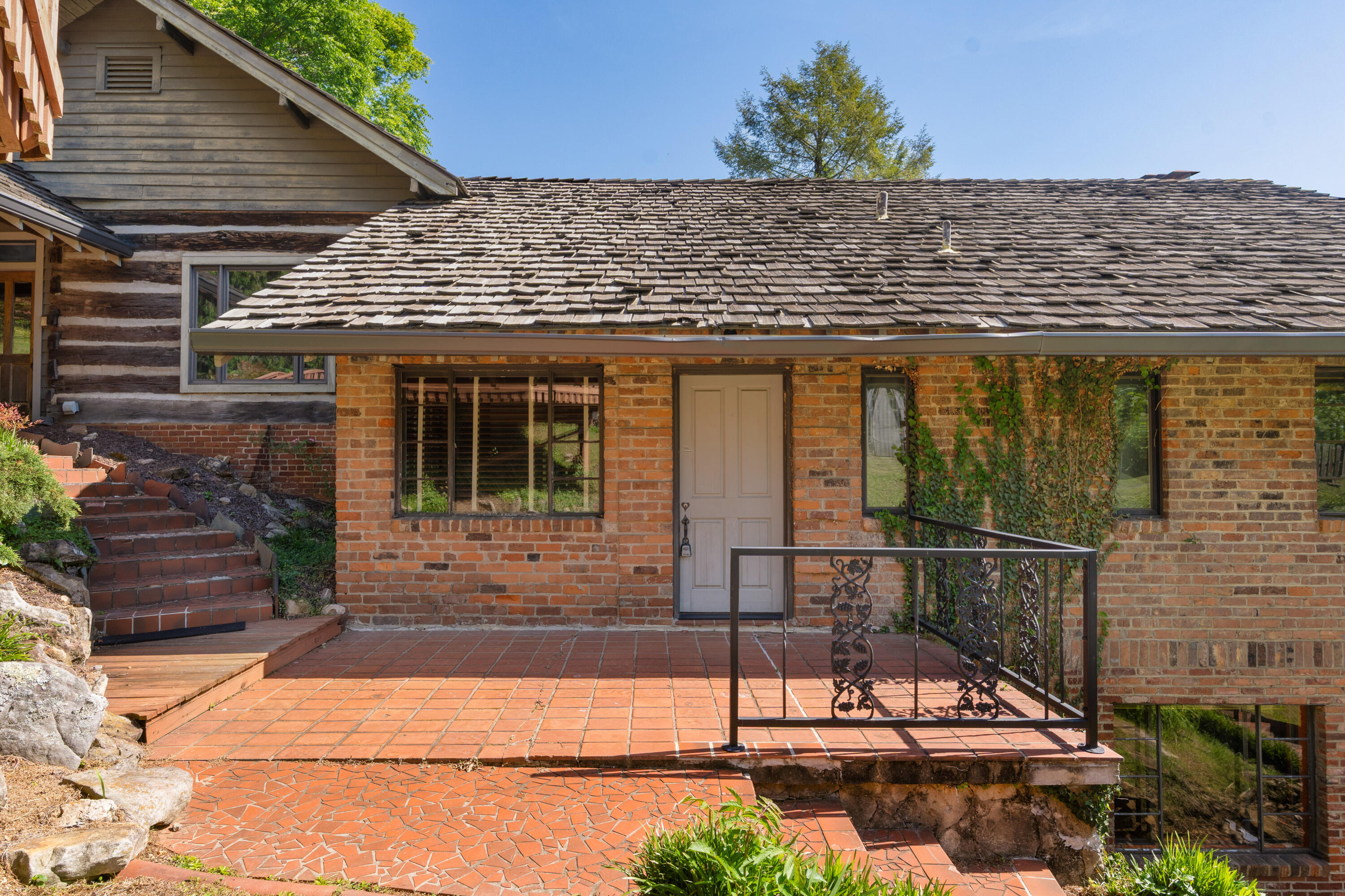 2910 Crest Terrace Drive