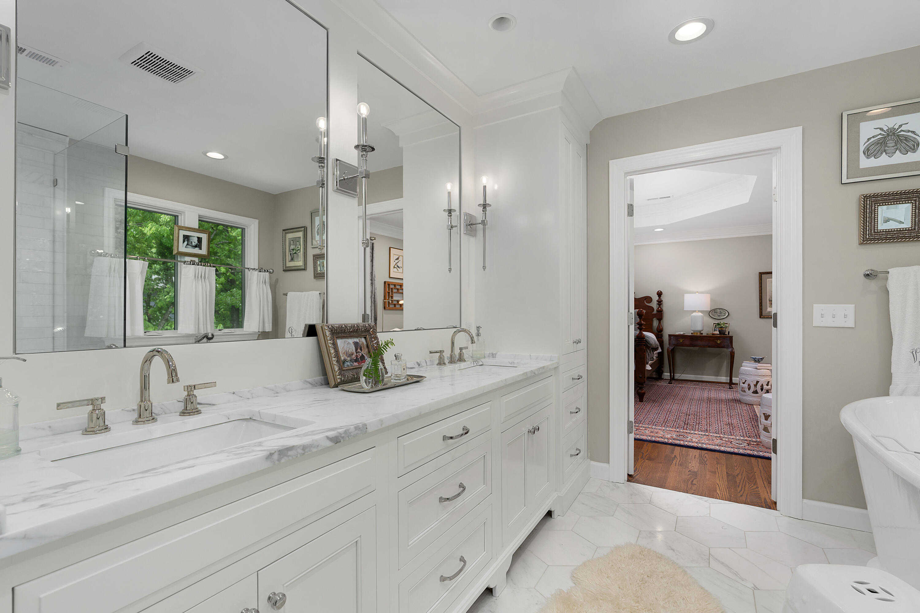 2404 Woodlair Way