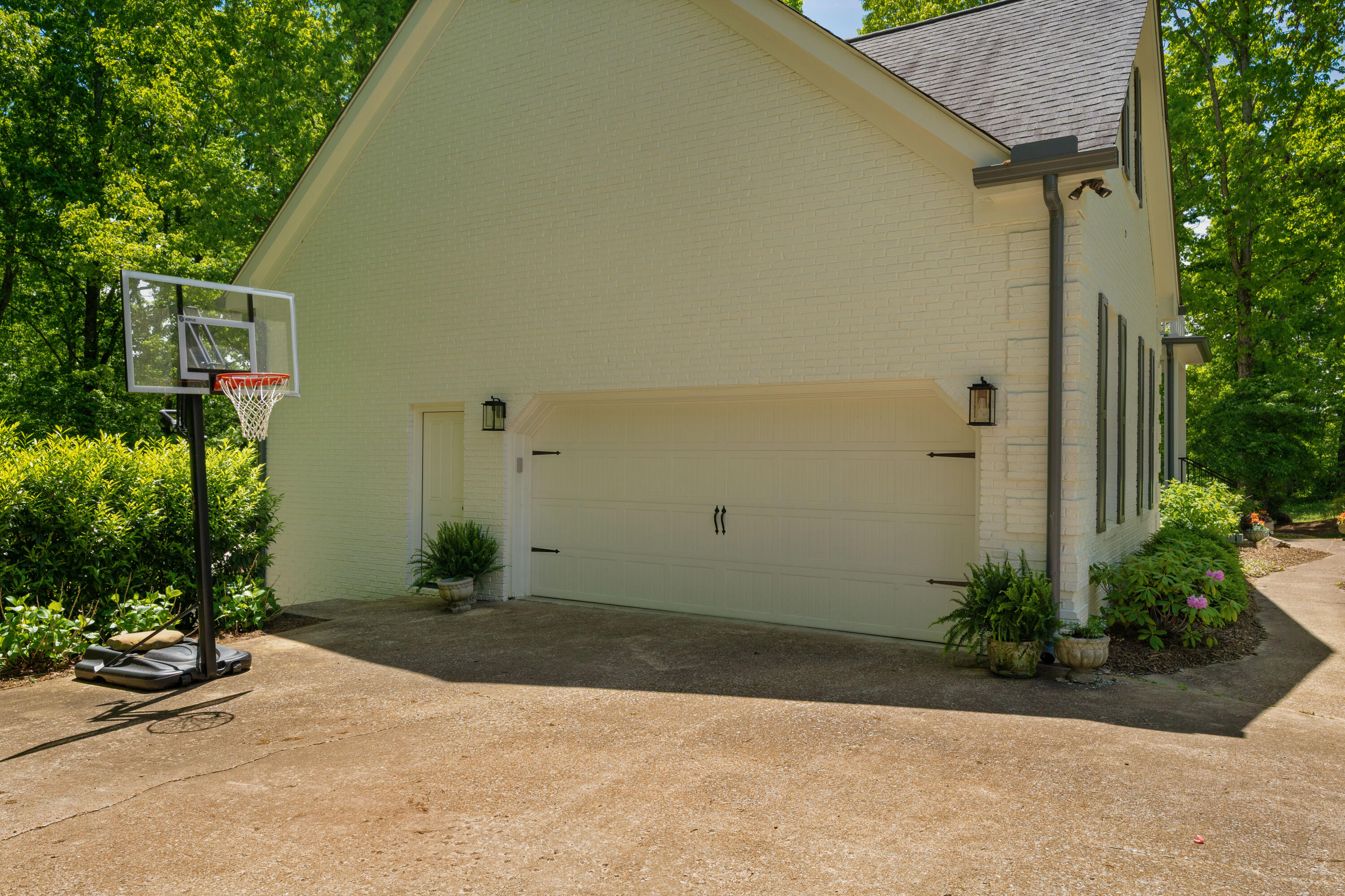 2404 Woodlair Way