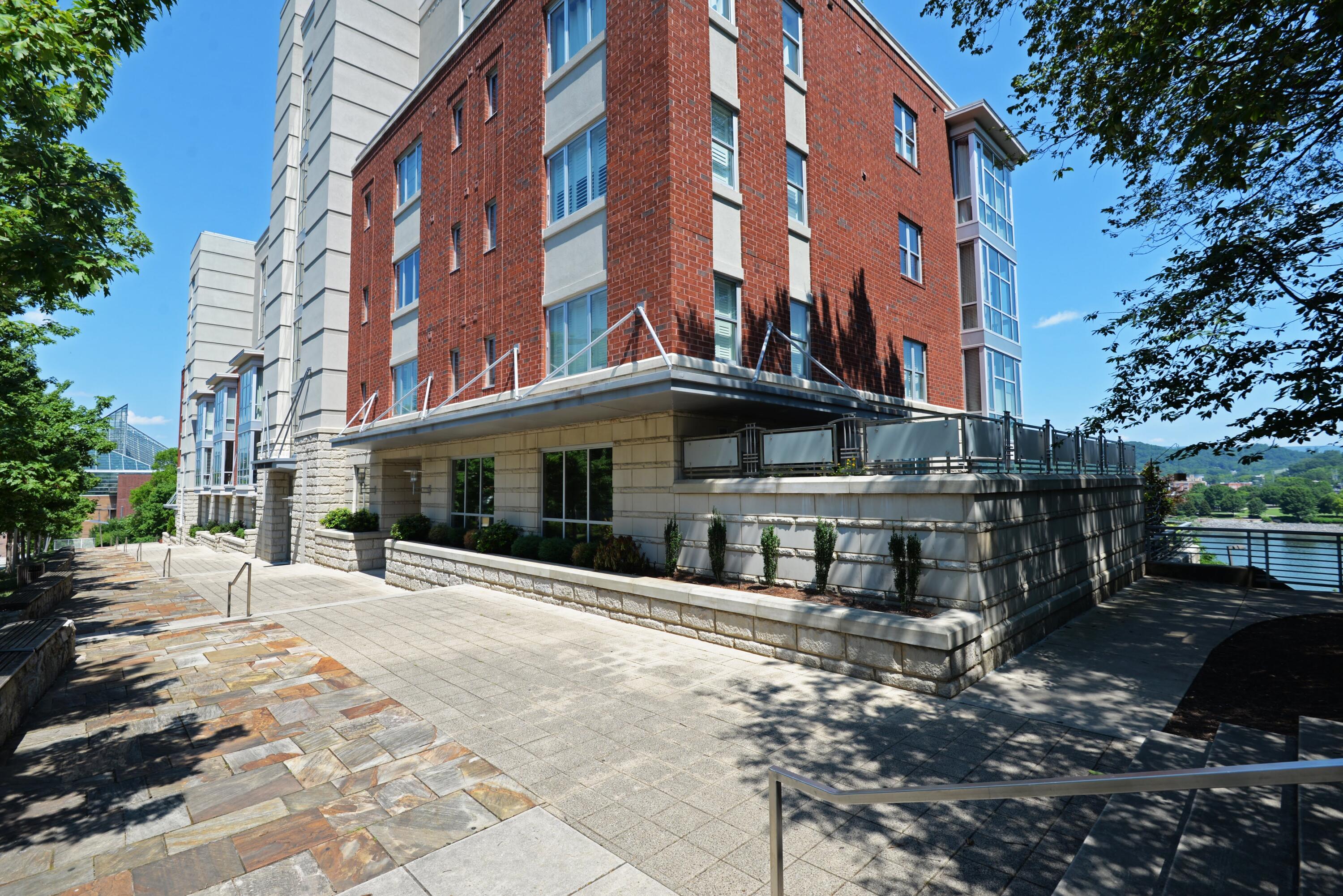 99 Walnut Street, 103