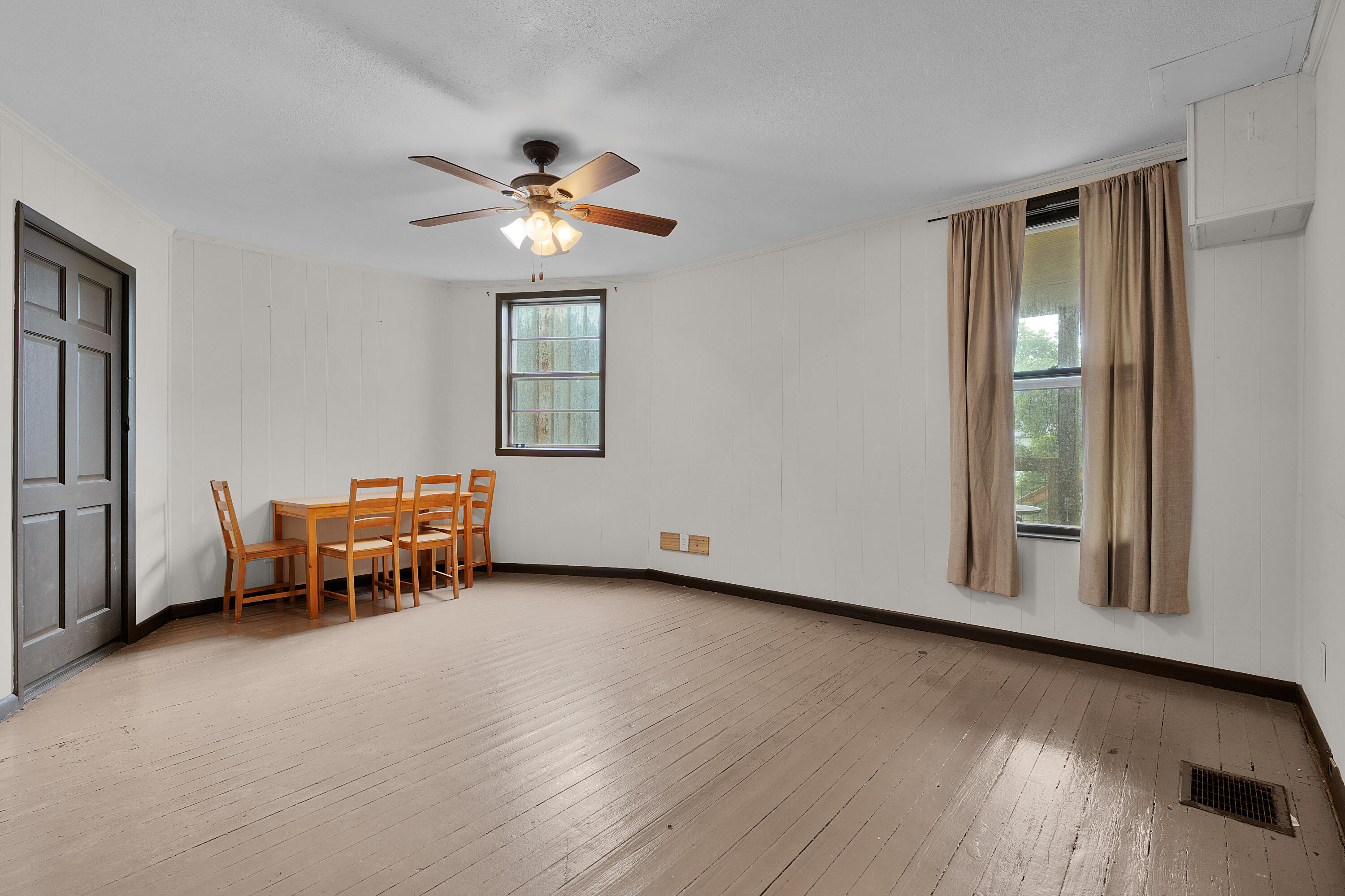 812 E 10th Street