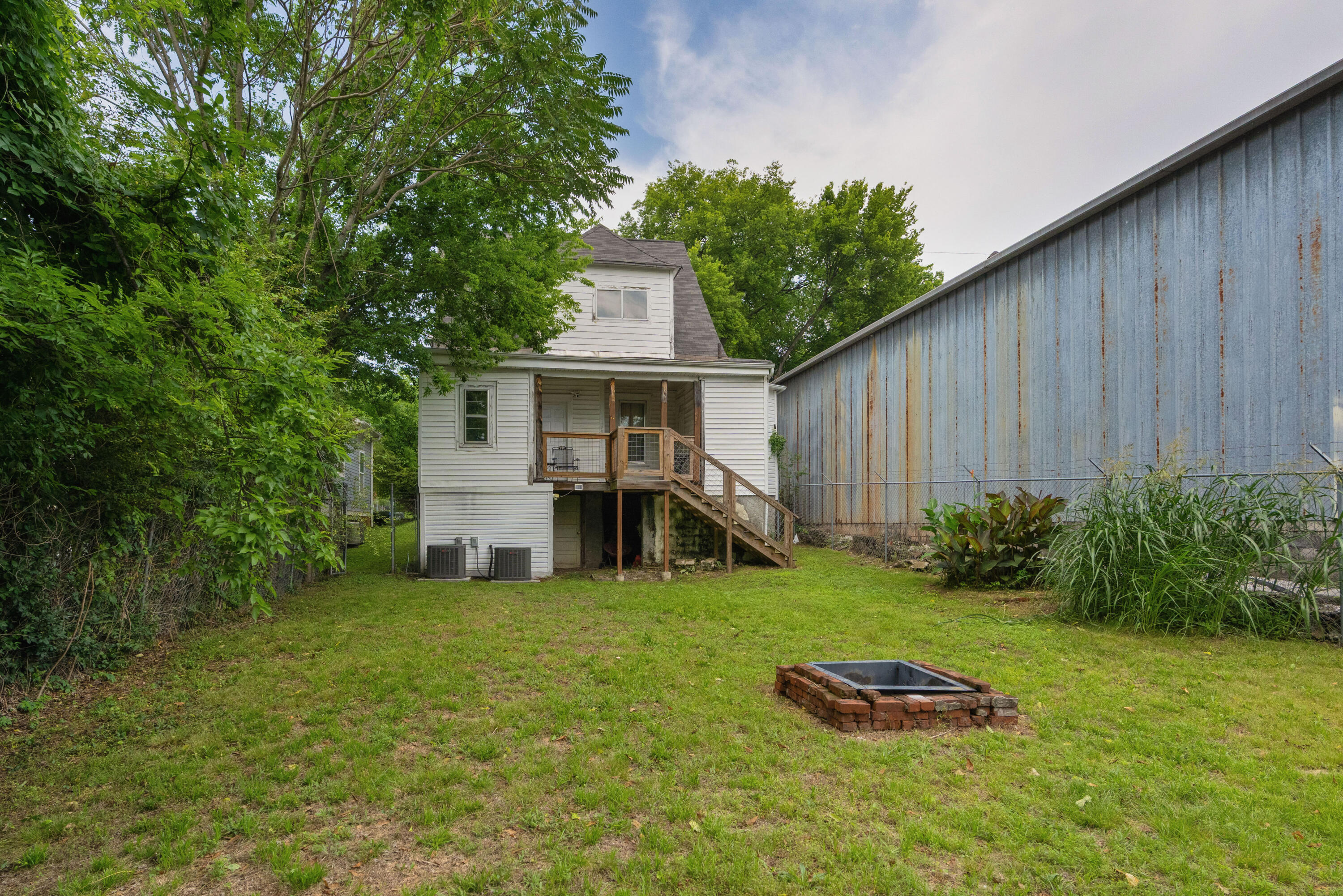 812 E 10th Street