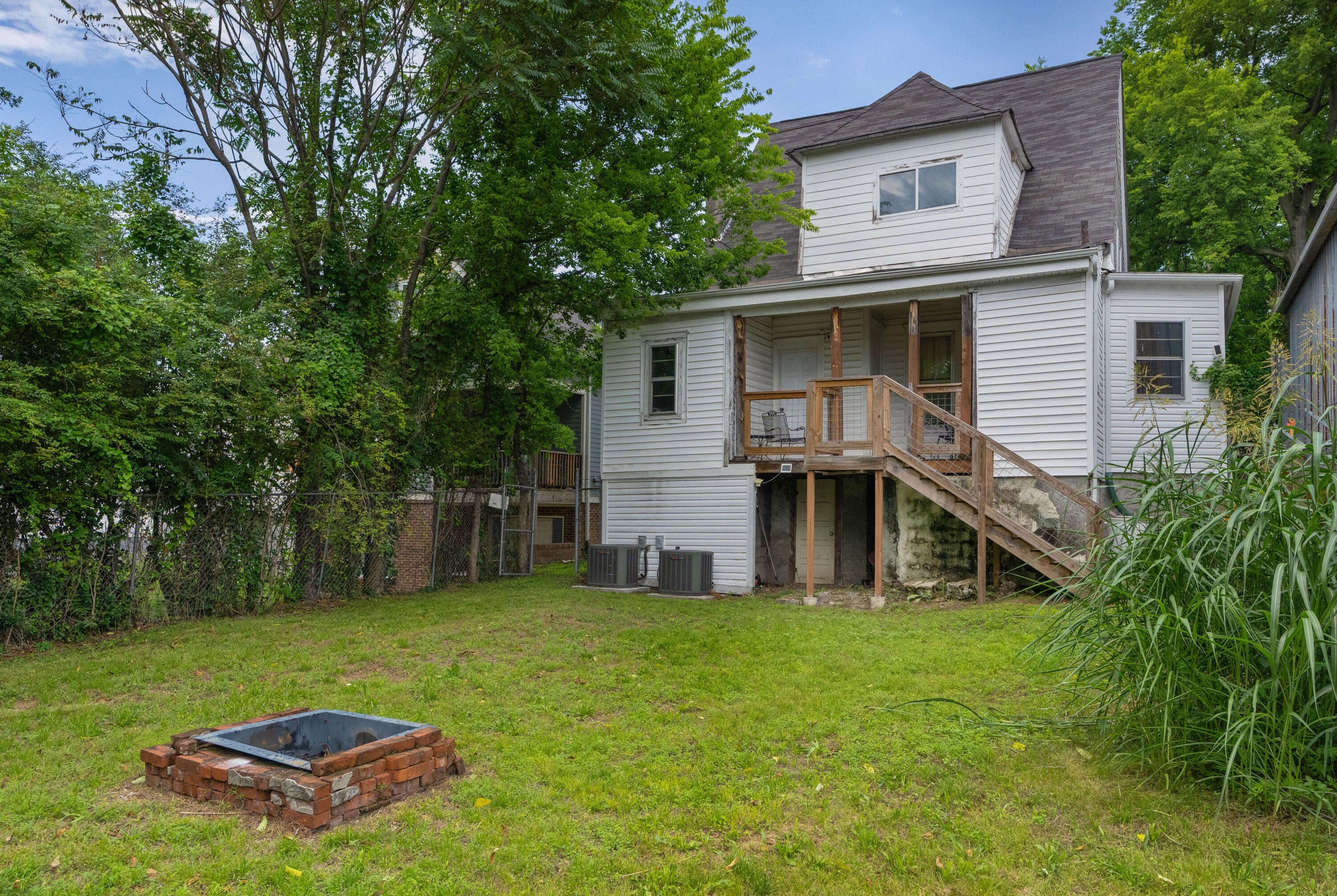 812 E 10th Street