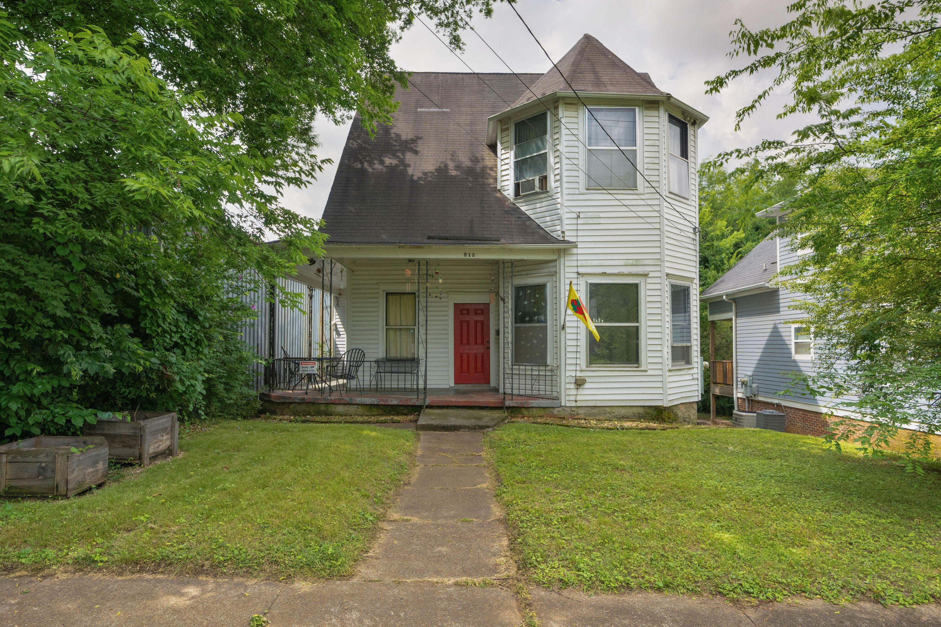 812 E 10th Street
