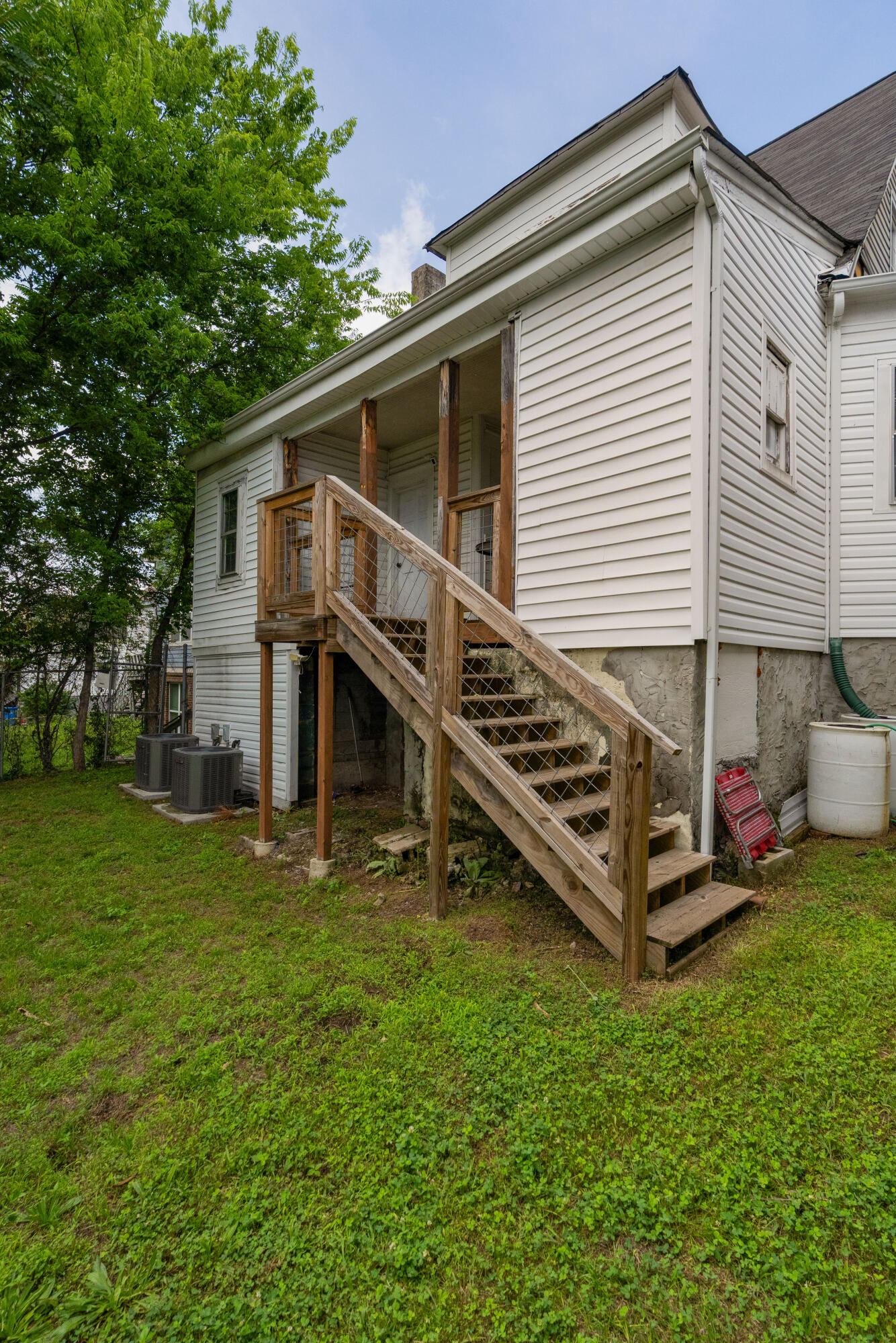 812 E 10th Street
