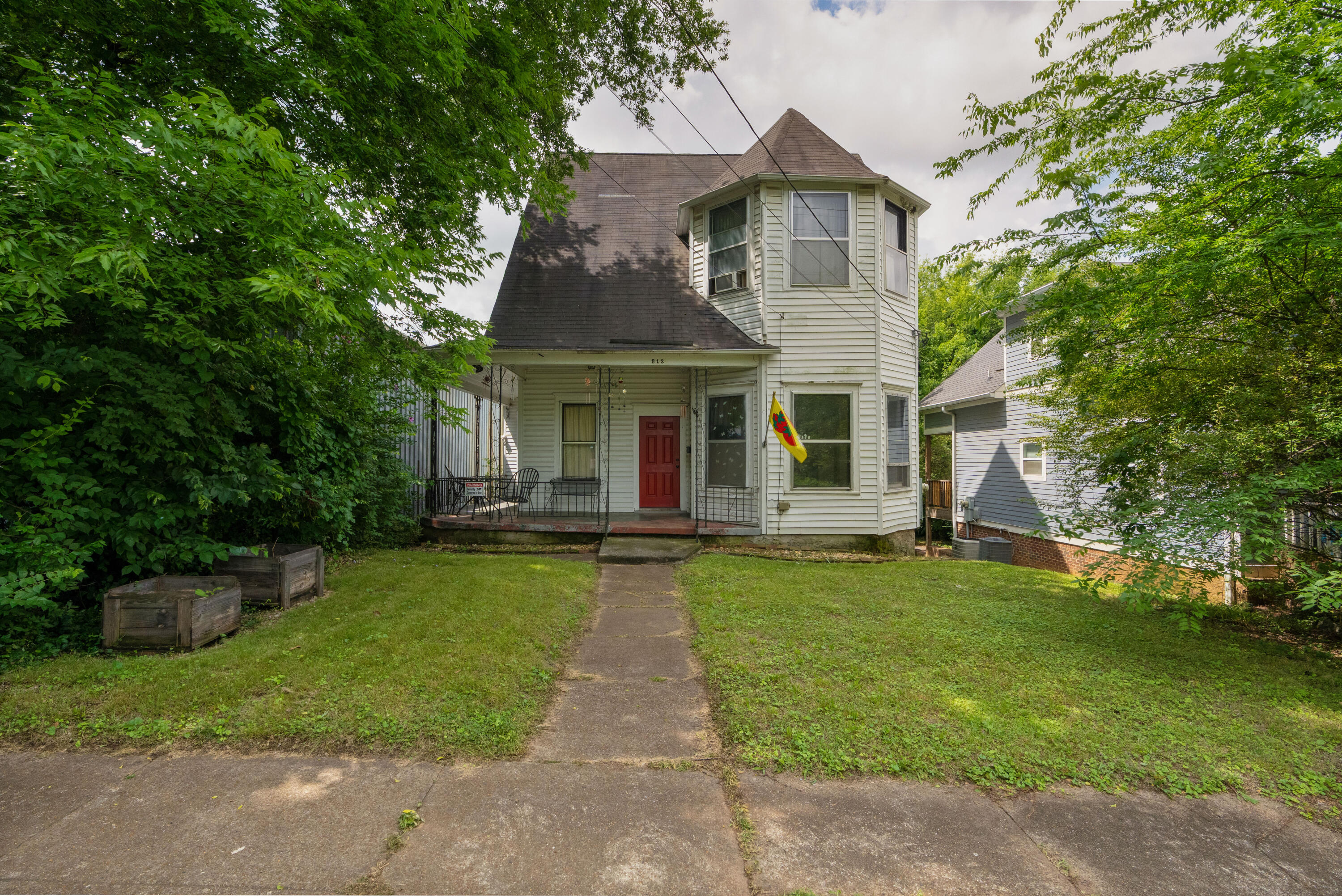 812 E 10th Street