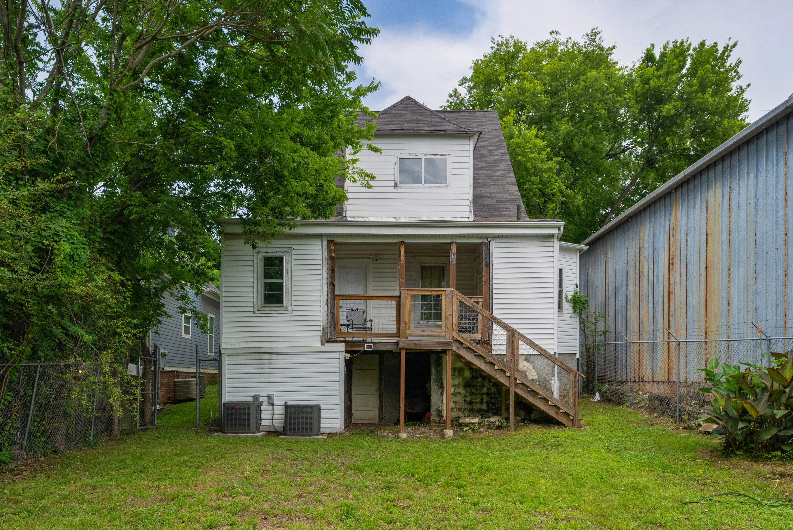 812 E 10th Street