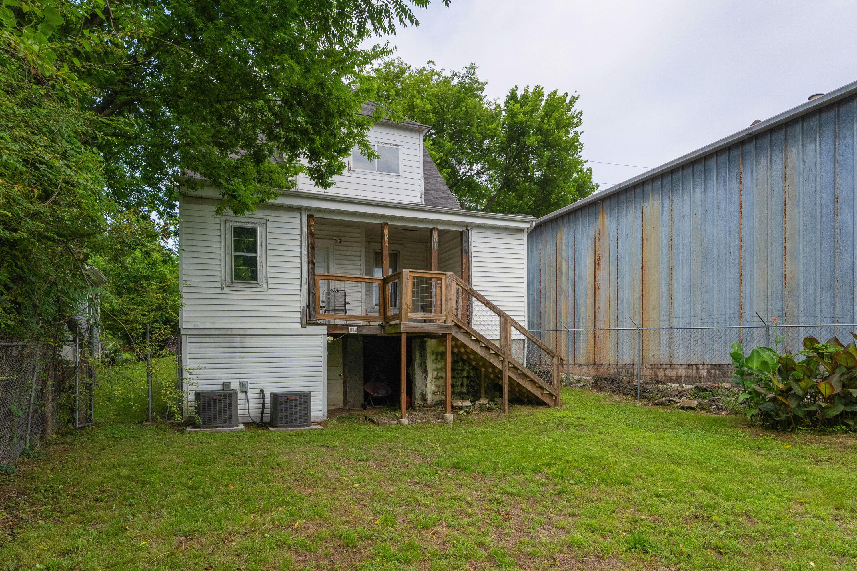 812 E 10th Street