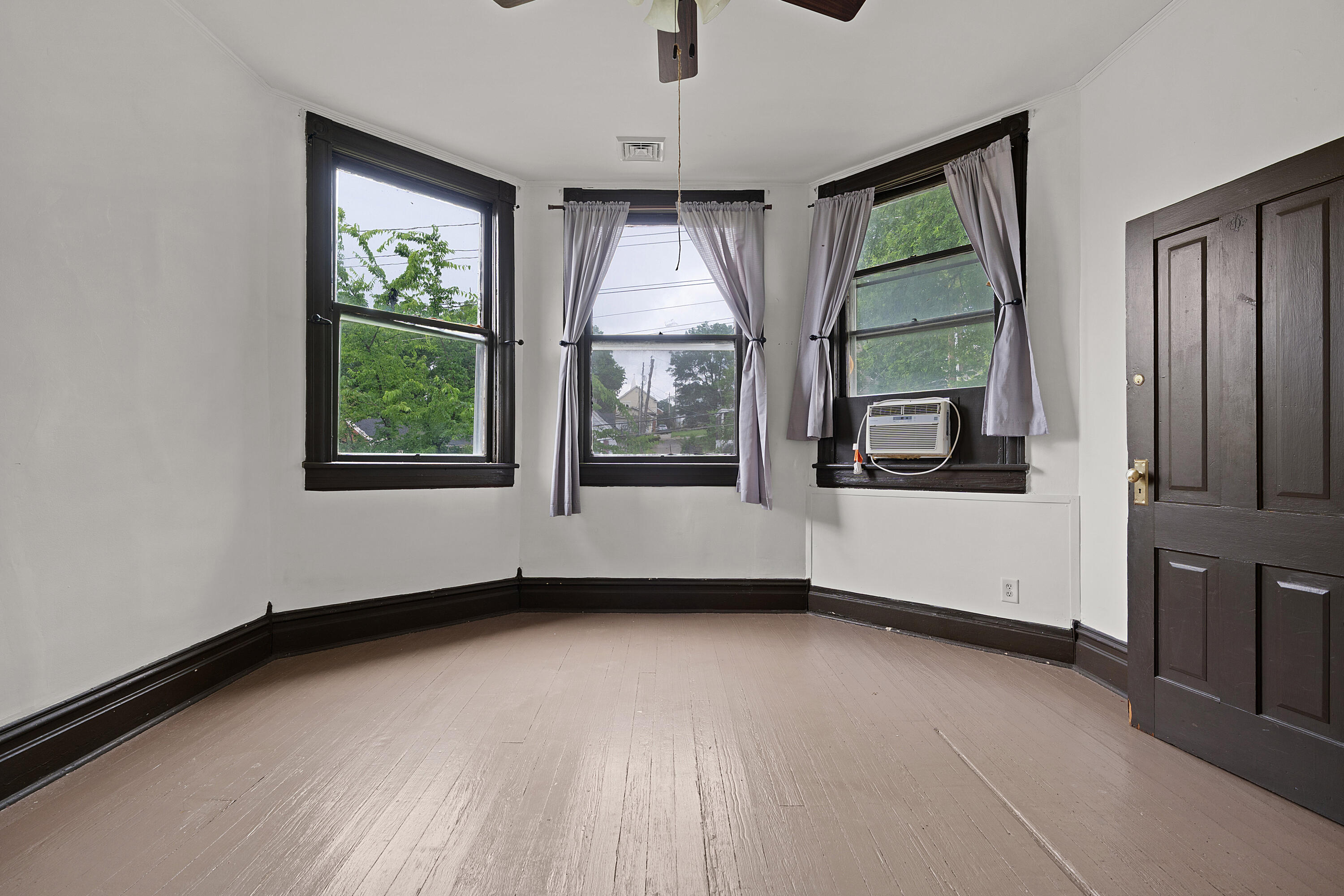 812 E 10th Street