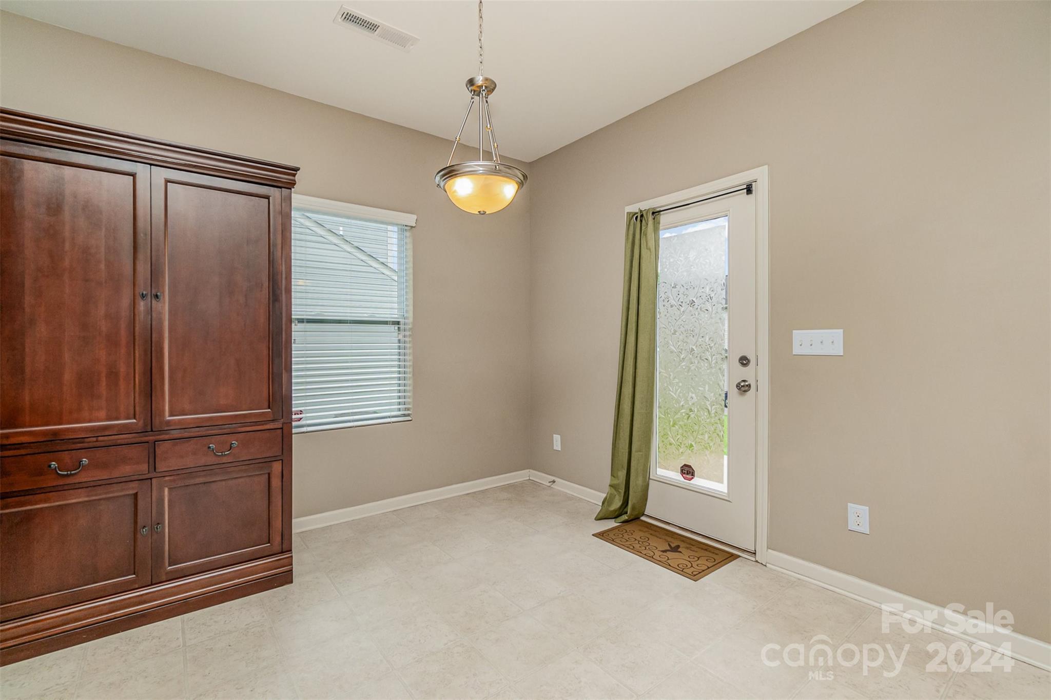 9102 Sharpes Circle