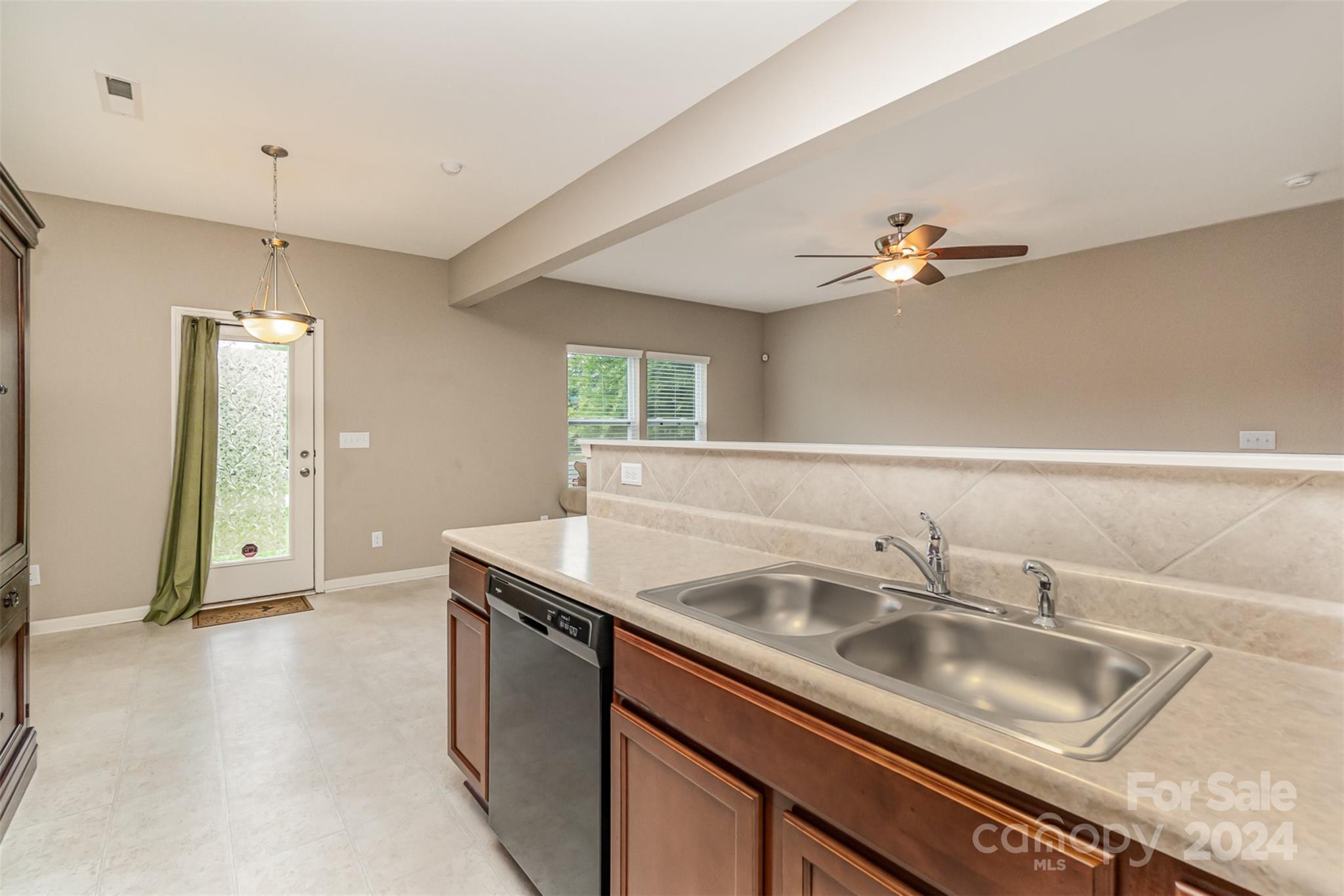 9102 Sharpes Circle