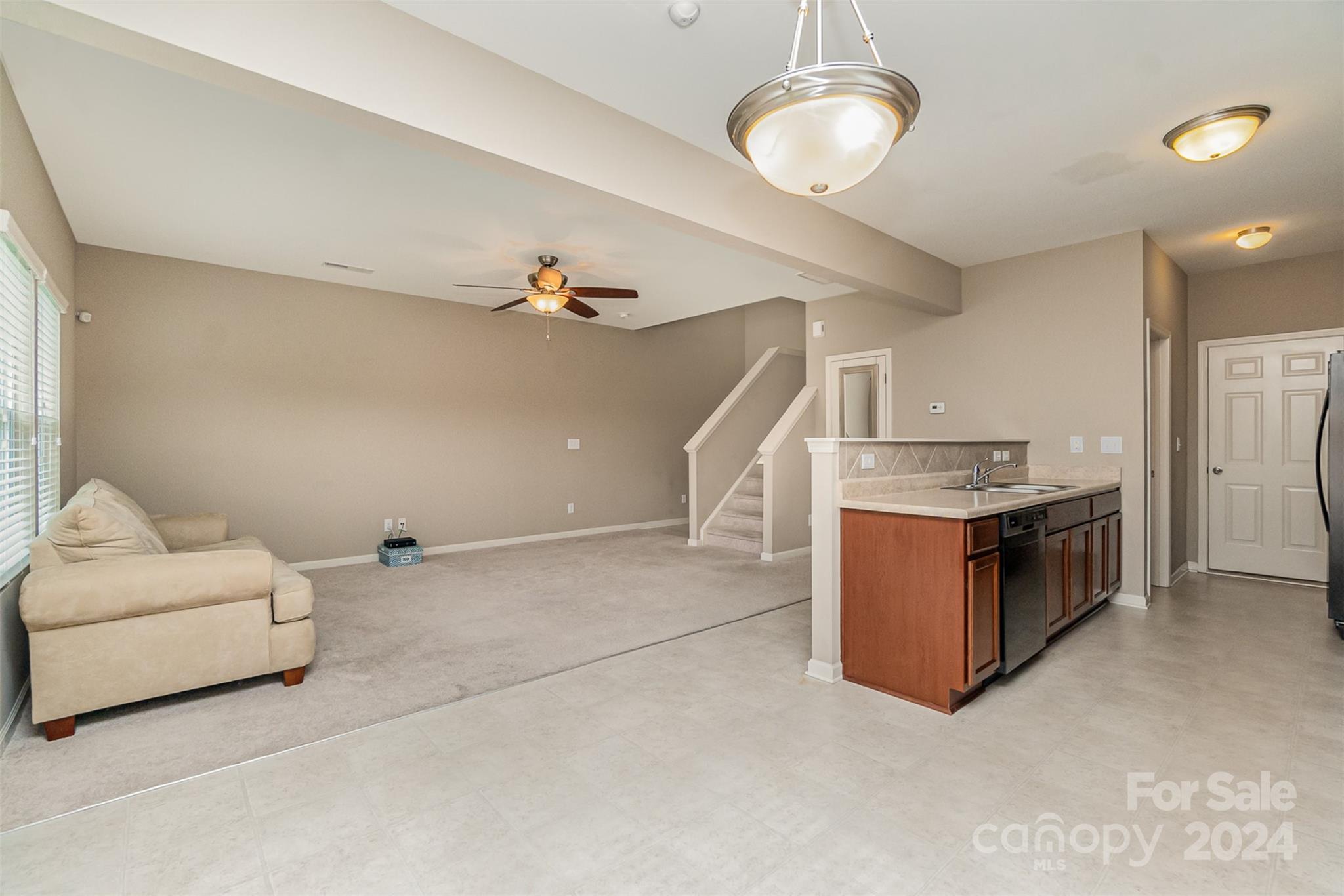 9102 Sharpes Circle