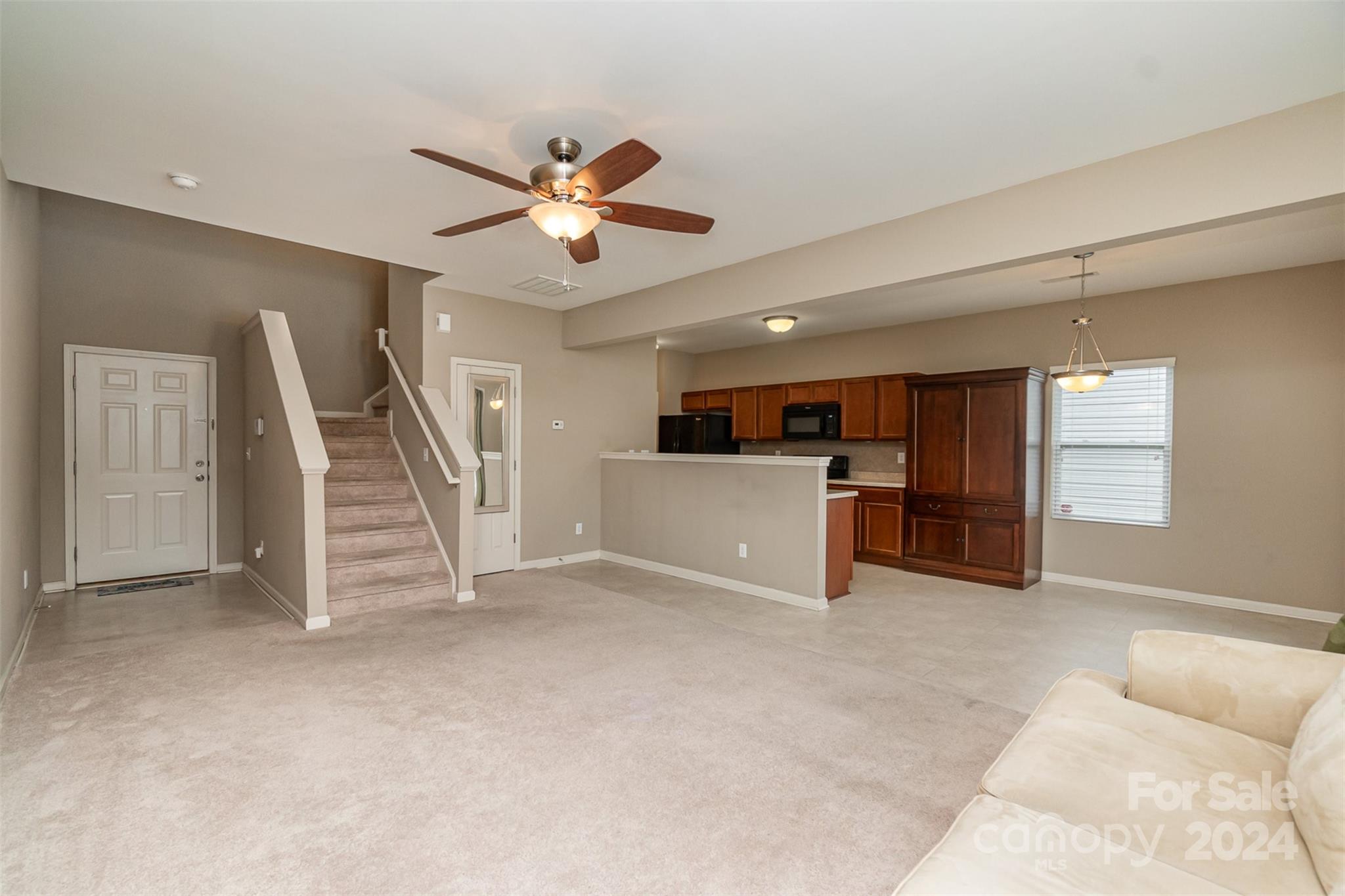 9102 Sharpes Circle