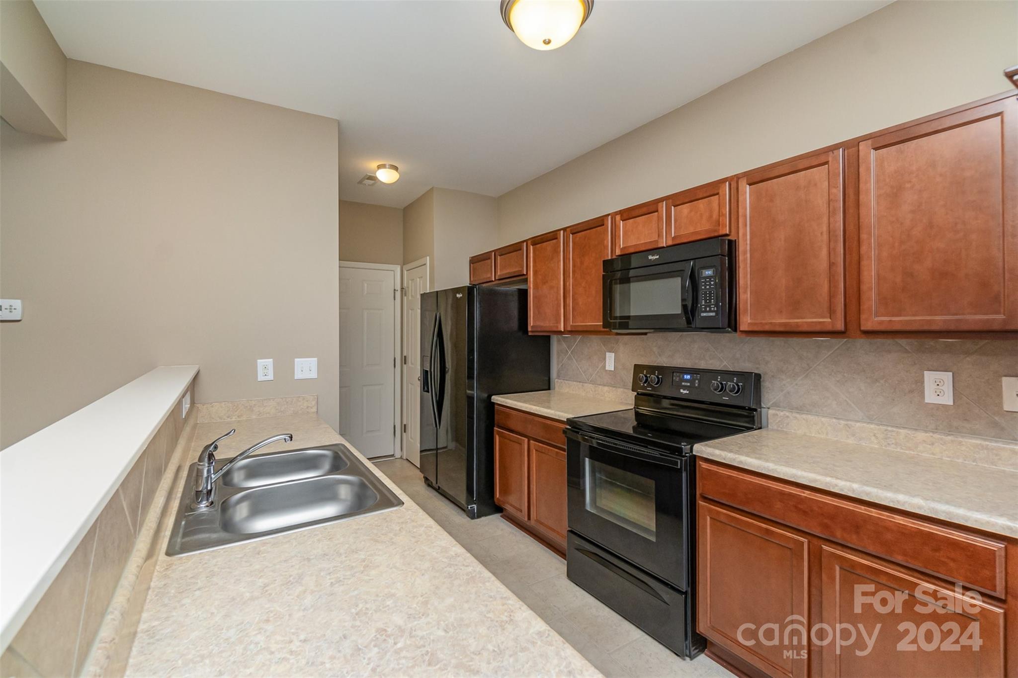 9102 Sharpes Circle