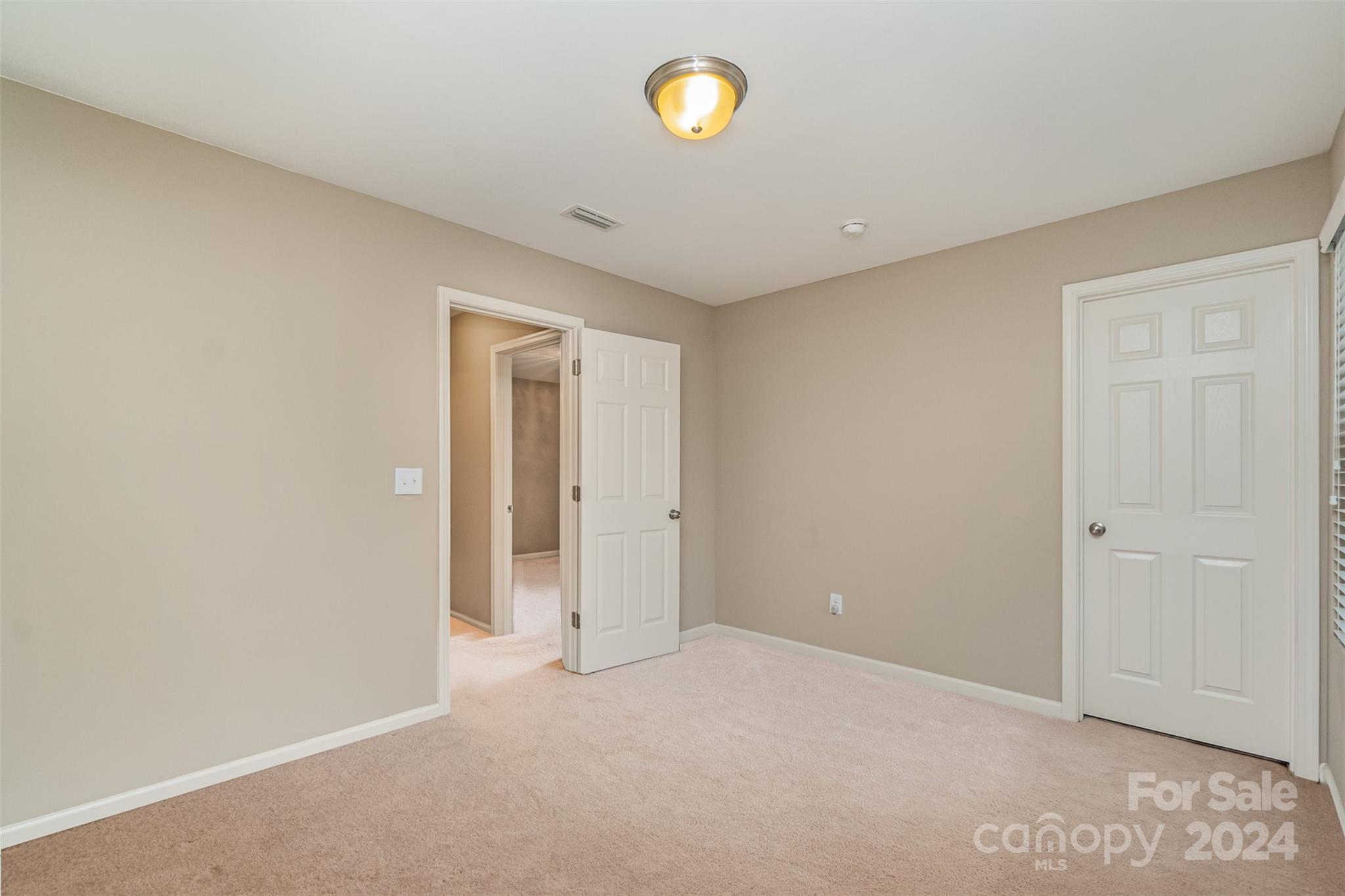 9102 Sharpes Circle
