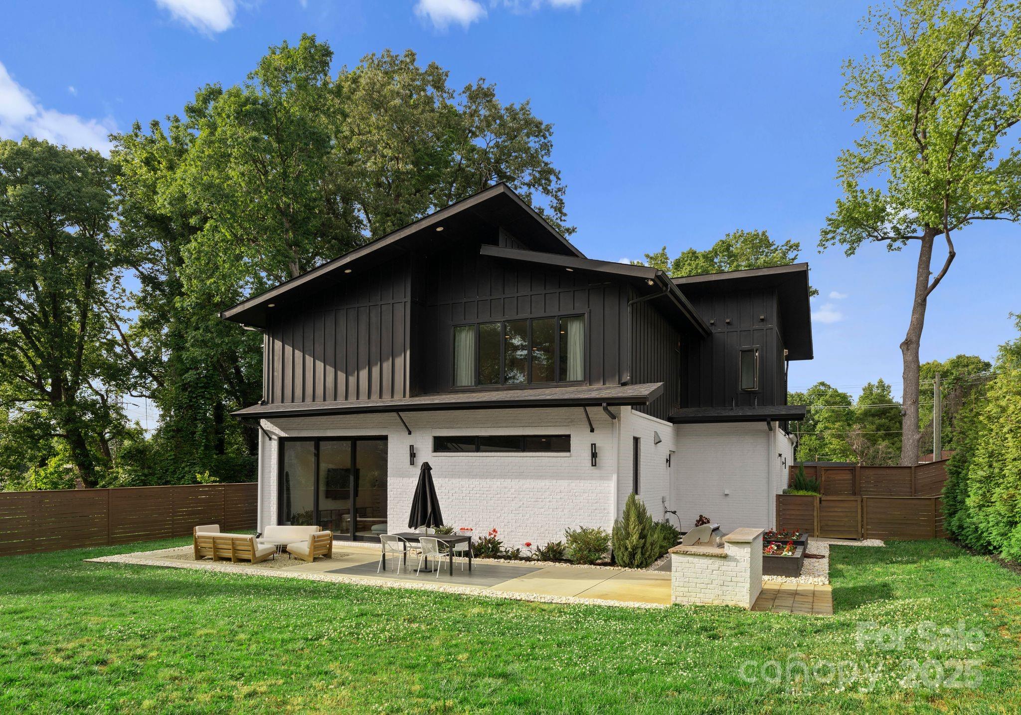 2913 Lake Avenue