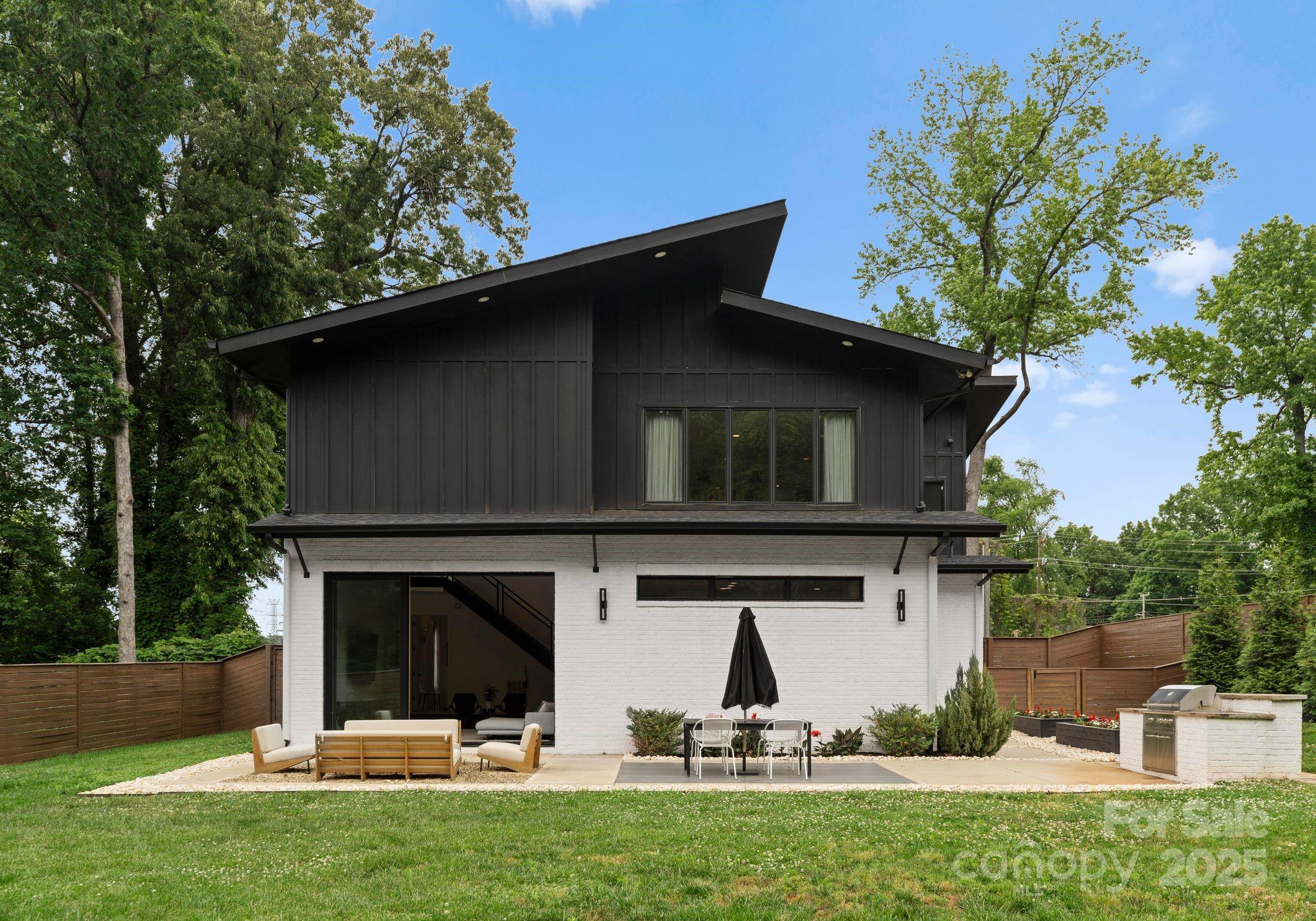 2913 Lake Avenue