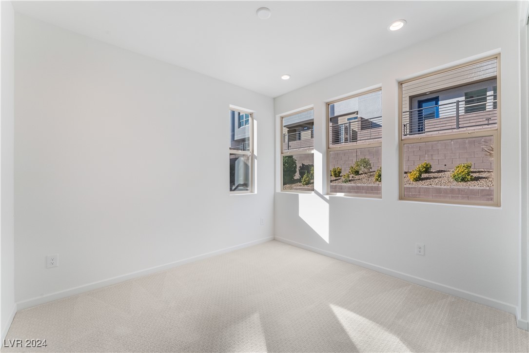 655 Spotted Falcon Street