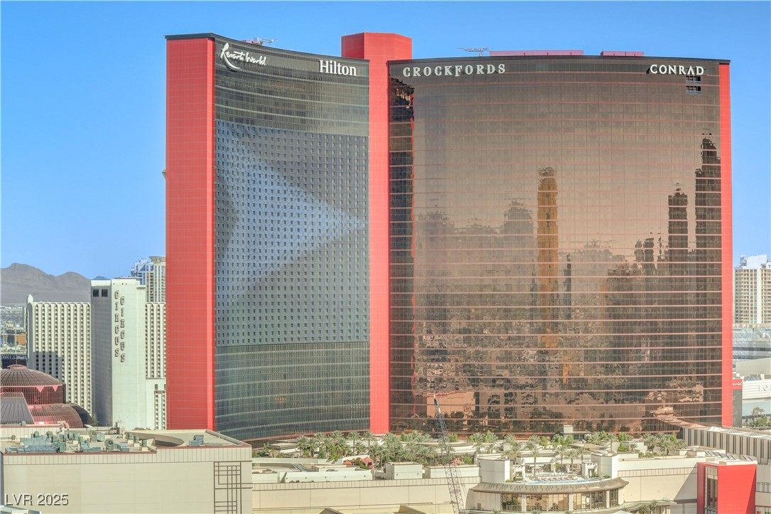 2000 North Fashion Show Drive 3316