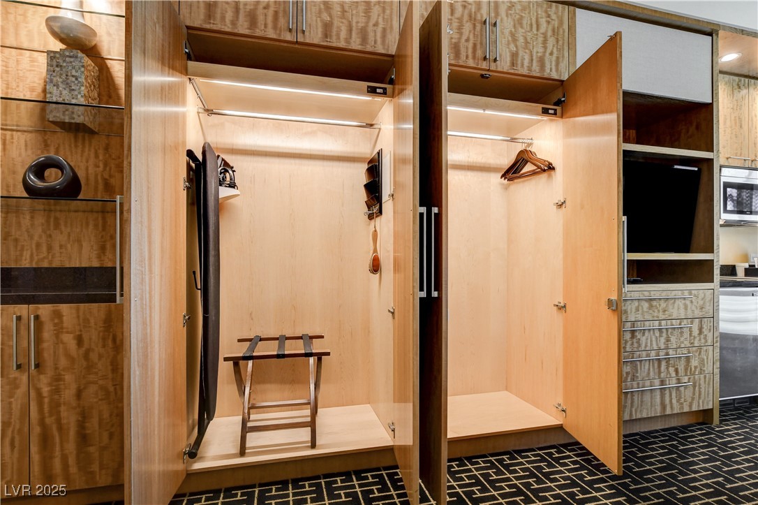 2000 North Fashion Show Drive 3316