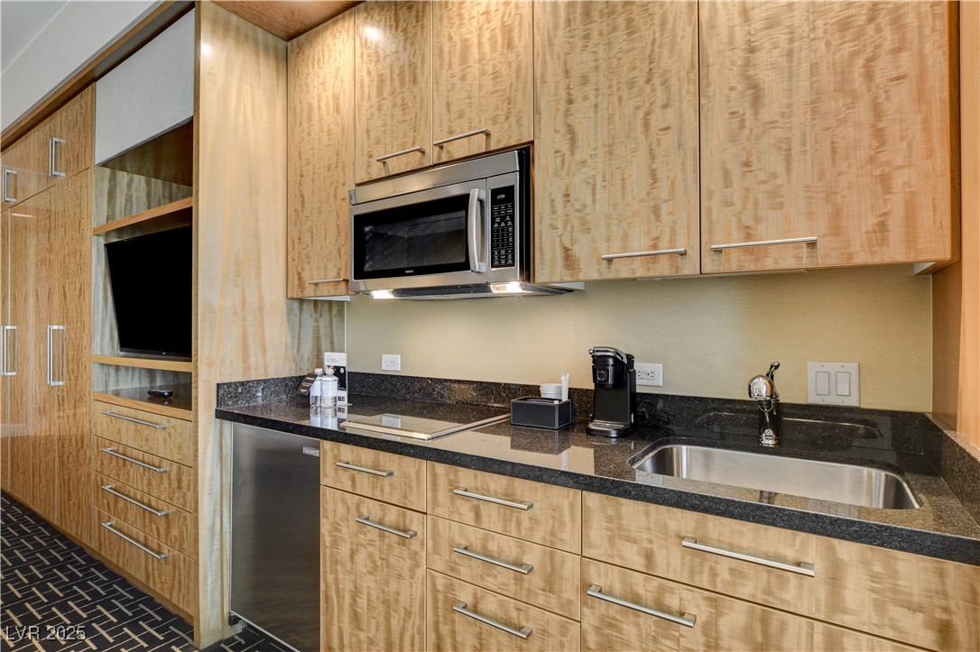 2000 North Fashion Show Drive 3316