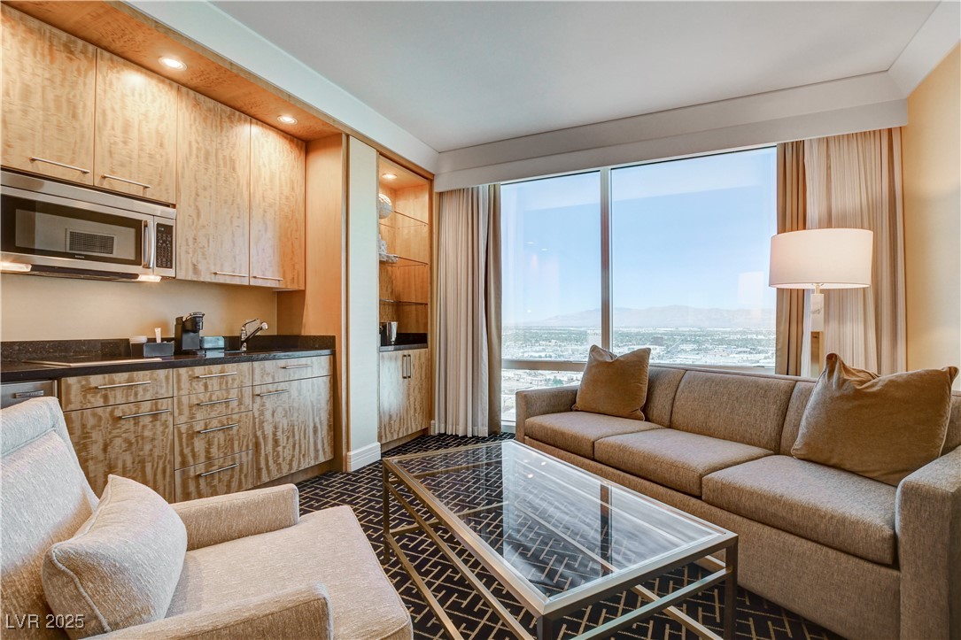 2000 North Fashion Show Drive 3316