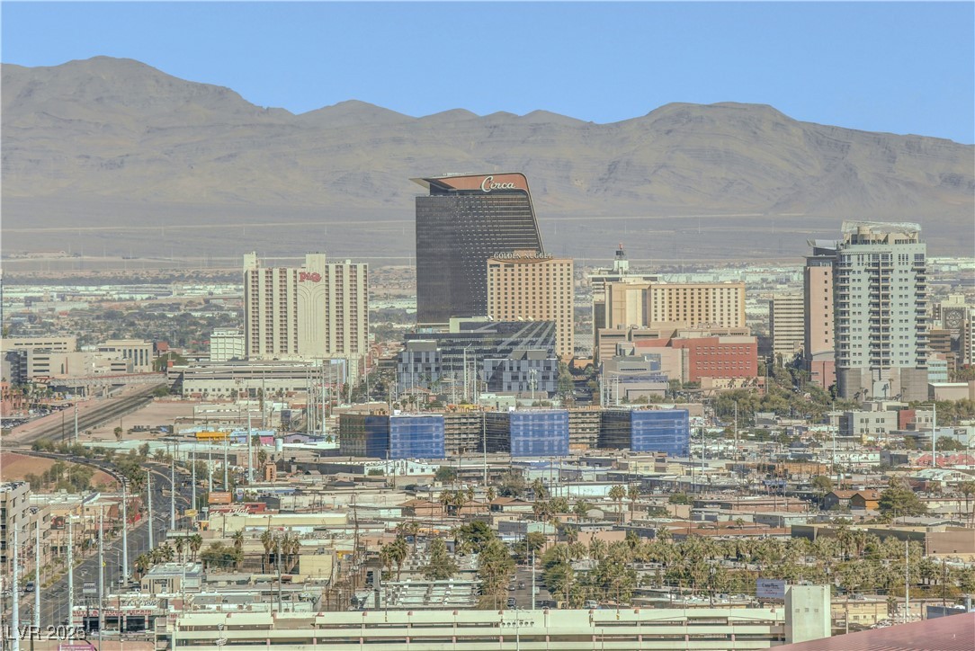 2000 North Fashion Show Drive 3316