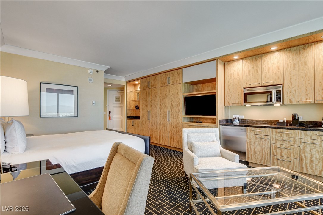 2000 North Fashion Show Drive 3316