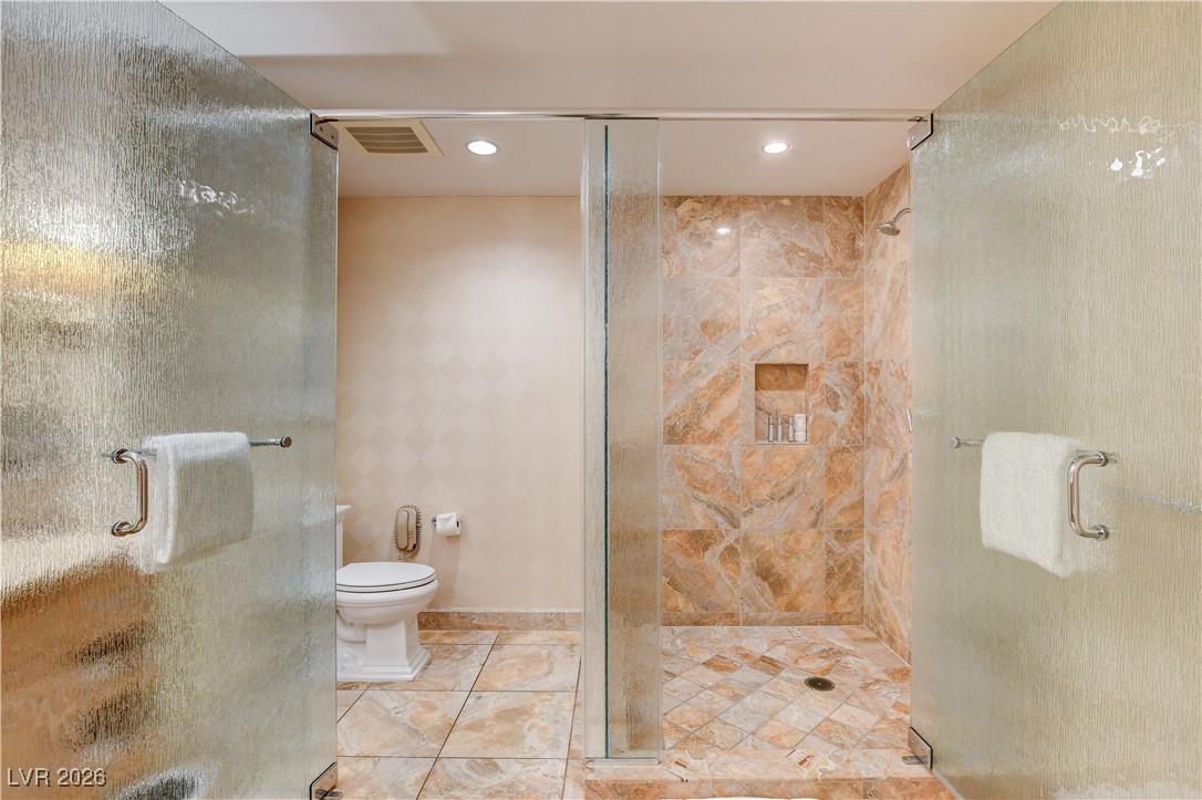 2000 North Fashion Show Drive 3316