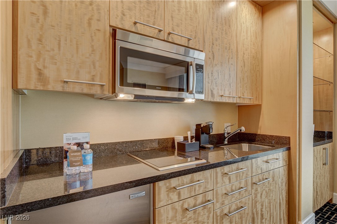 2000 North Fashion Show Drive 3316