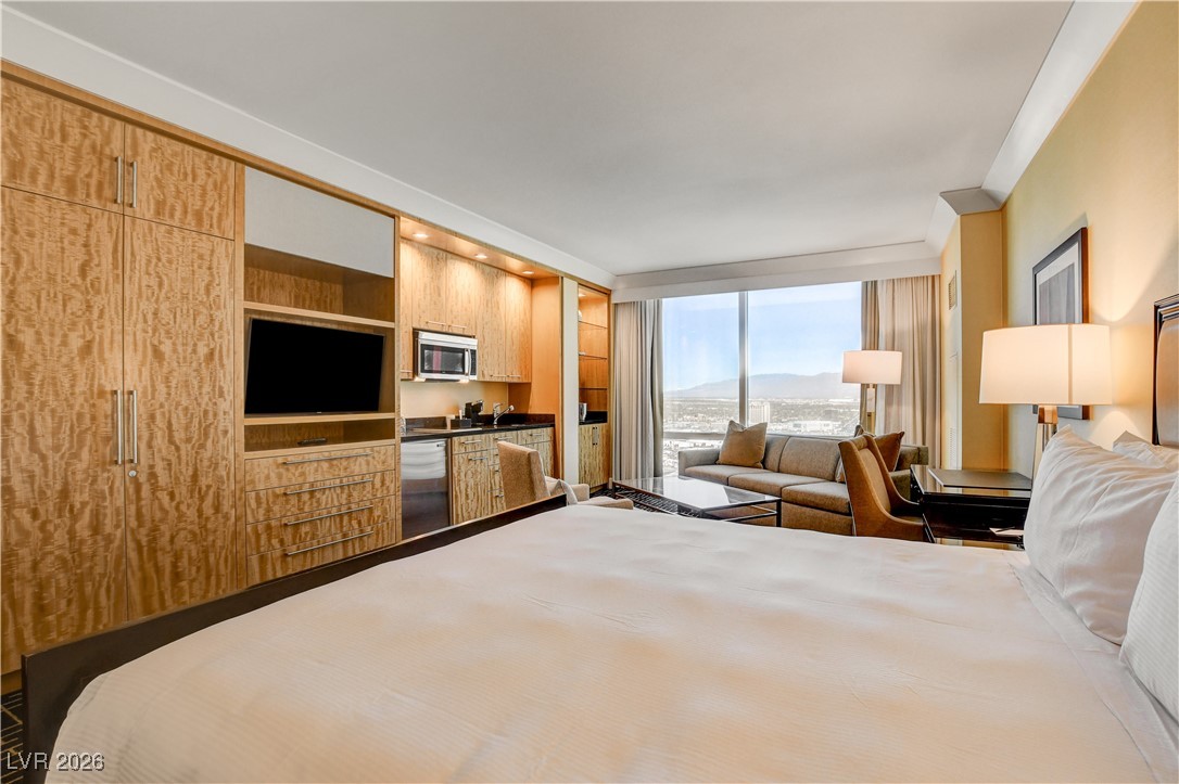 2000 North Fashion Show Drive 3316